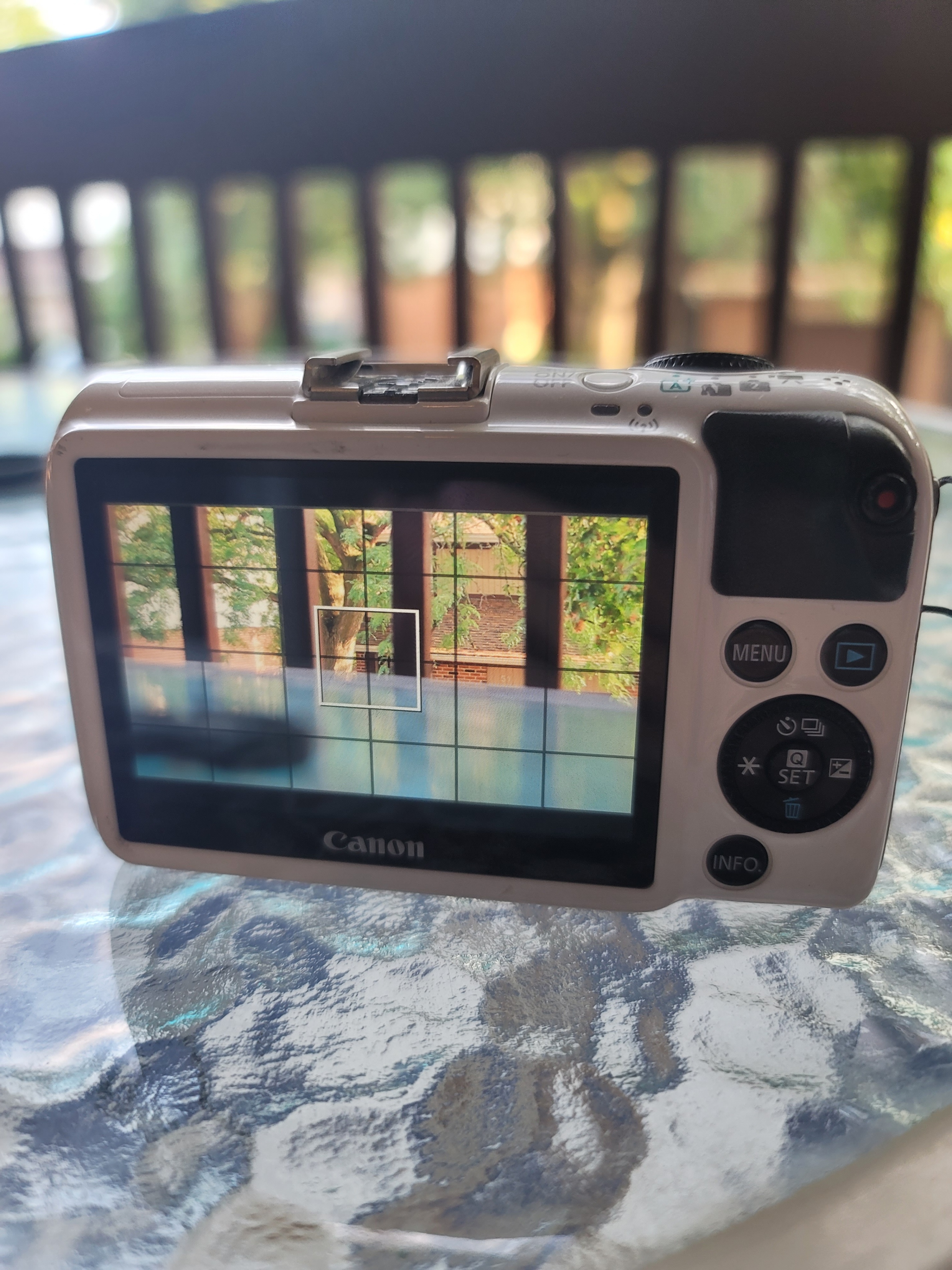 White Canon EOS M2 Mirrorless Camera + EF-M 15-45mm IS STM Lens - photo 3