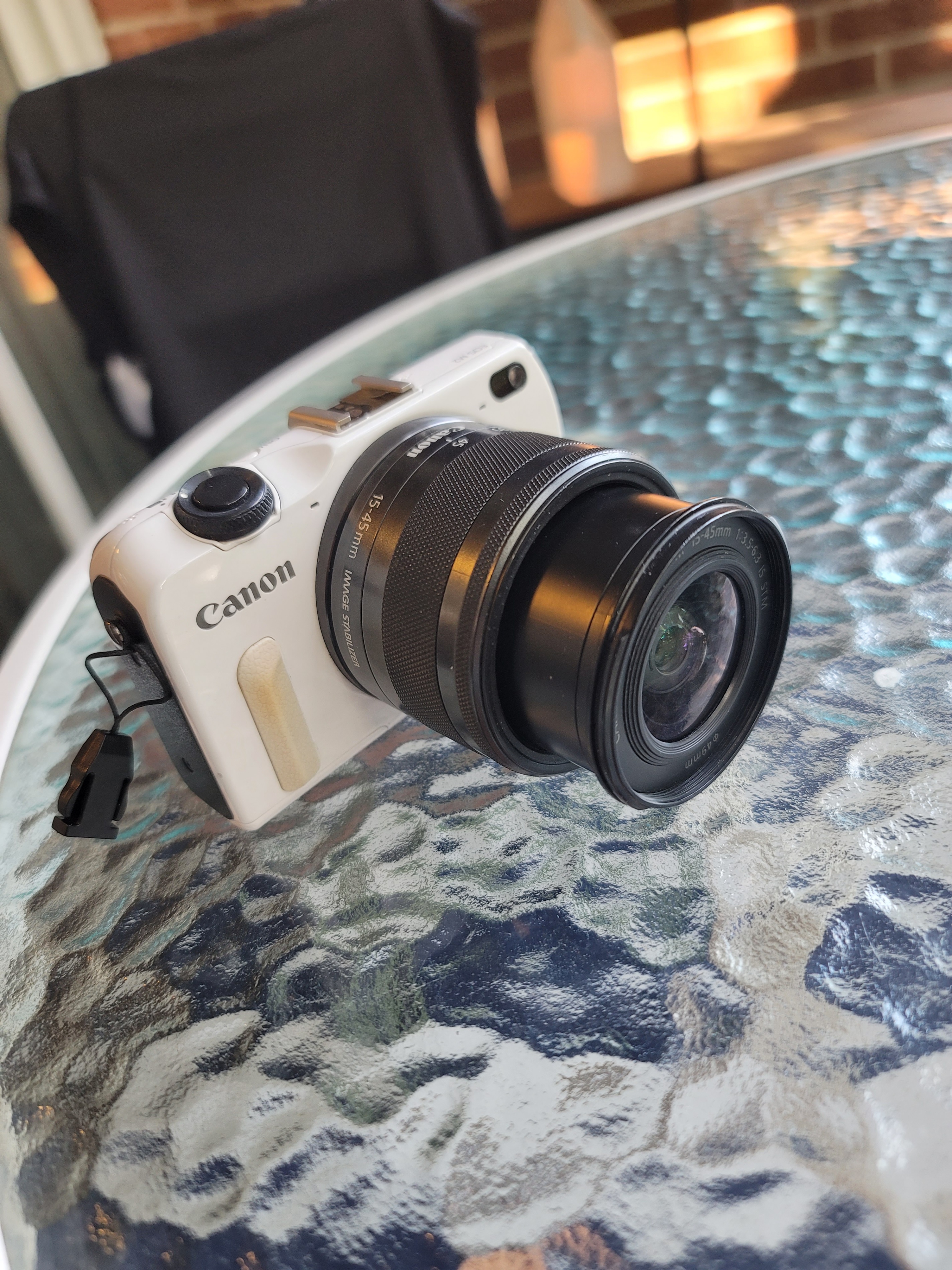 White Canon EOS M2 Mirrorless Camera + EF-M 15-45mm IS STM Lens - photo 2