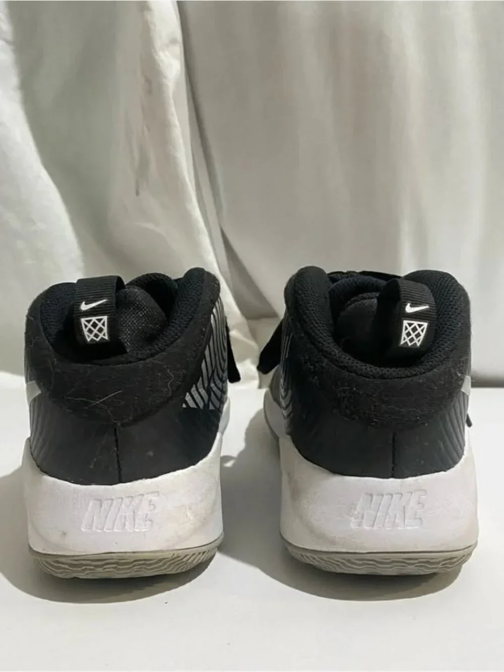 Nike Team Hustle Quick 2 GS Girls 6.5Y Black & Silver Sneakers - photo 2