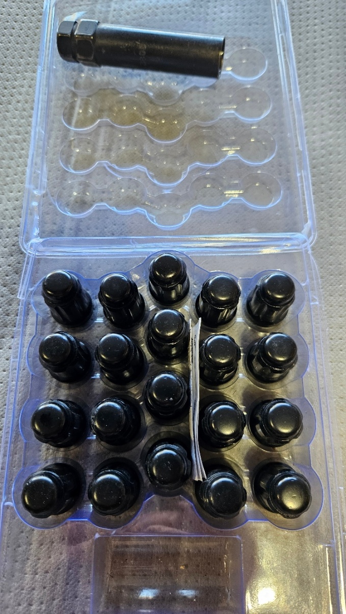 Set of 20 M12x1.5 Black Spline lug Nuts Used < 1 week