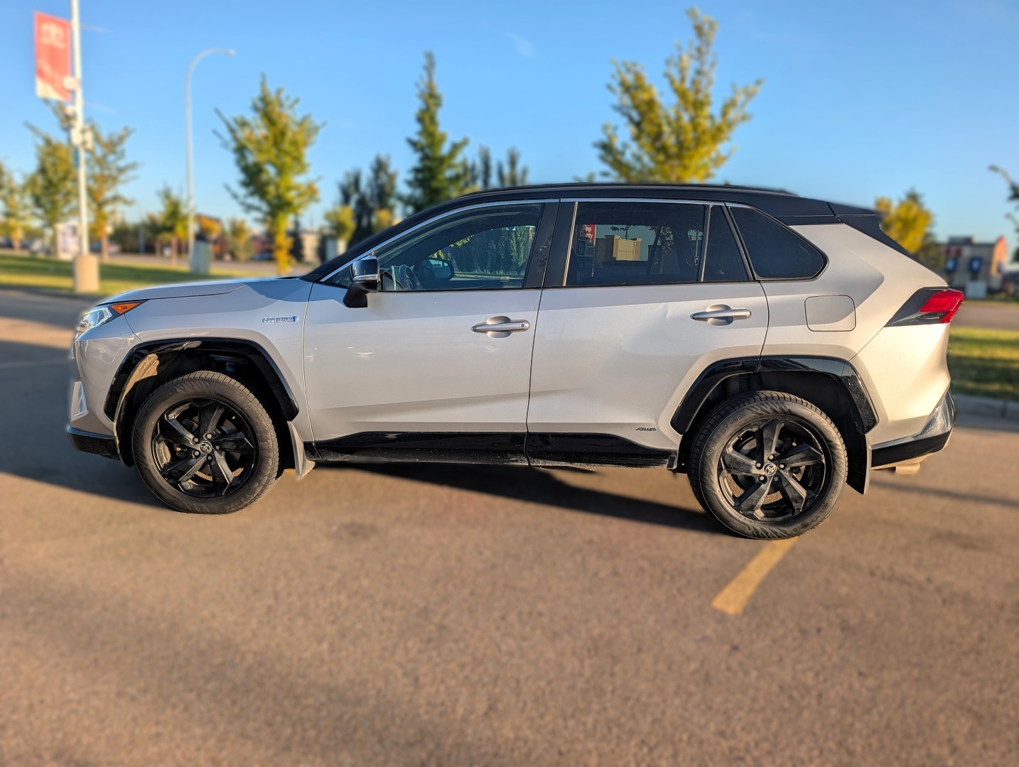 2021 Toyota RAV4 Hybrid - photo 2