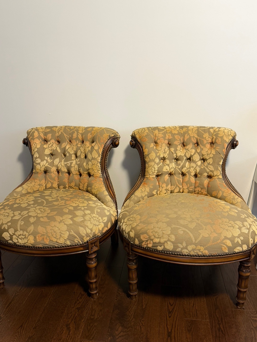 Vintage style upholstered sofa chair