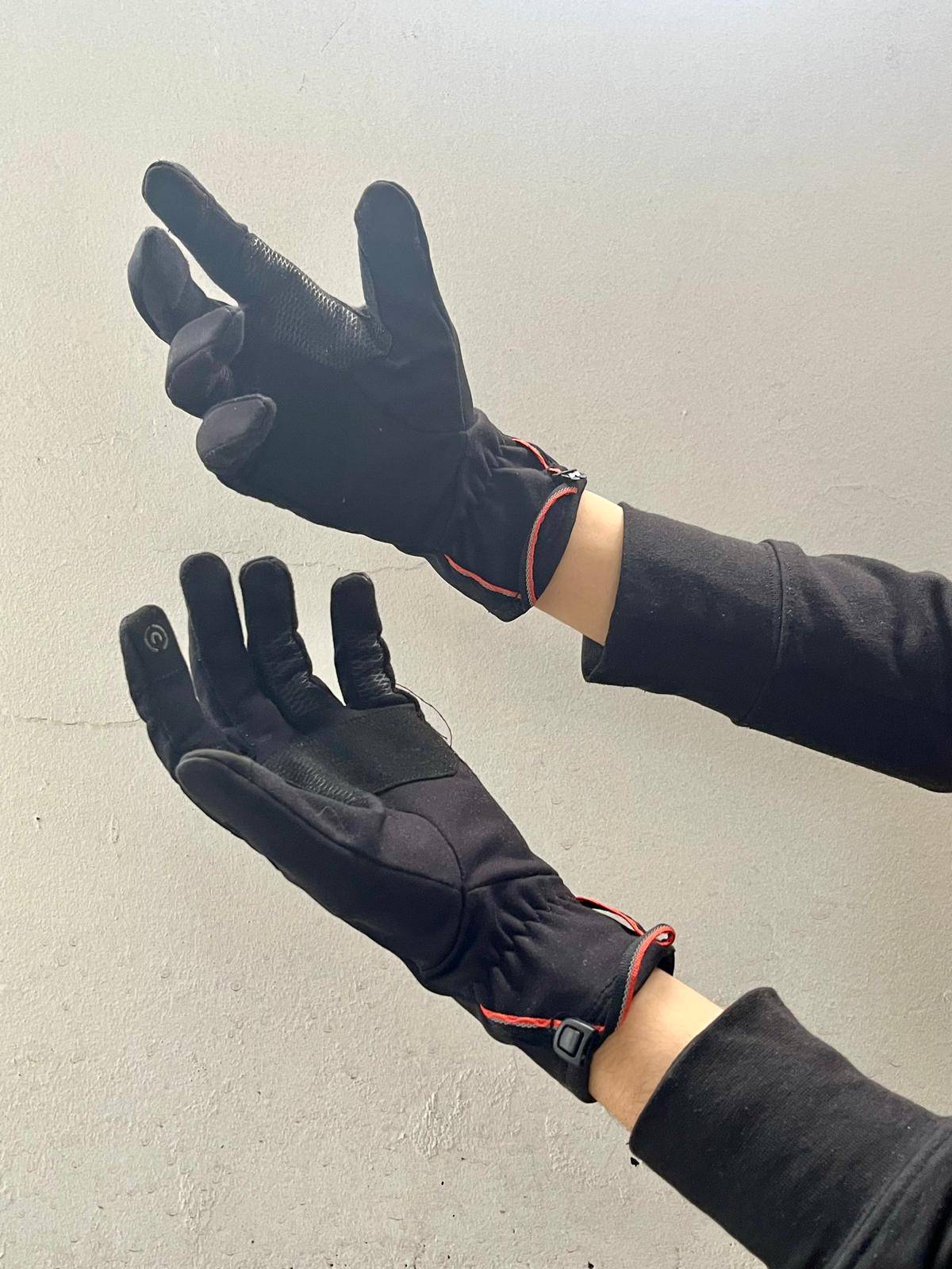 MOVE OUT SALE | FORCLAZ Winter Gloves for Trekking, Black