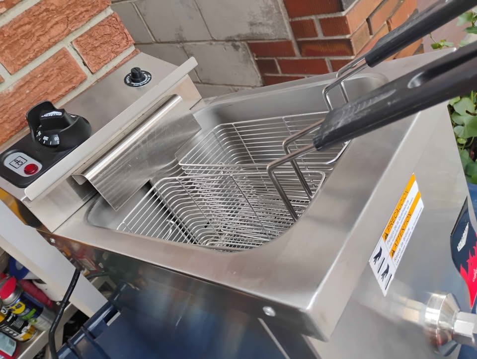 Vollrath 208- to 240-volt 15lb Cayenne Countertop Deep Fryer - photo 4