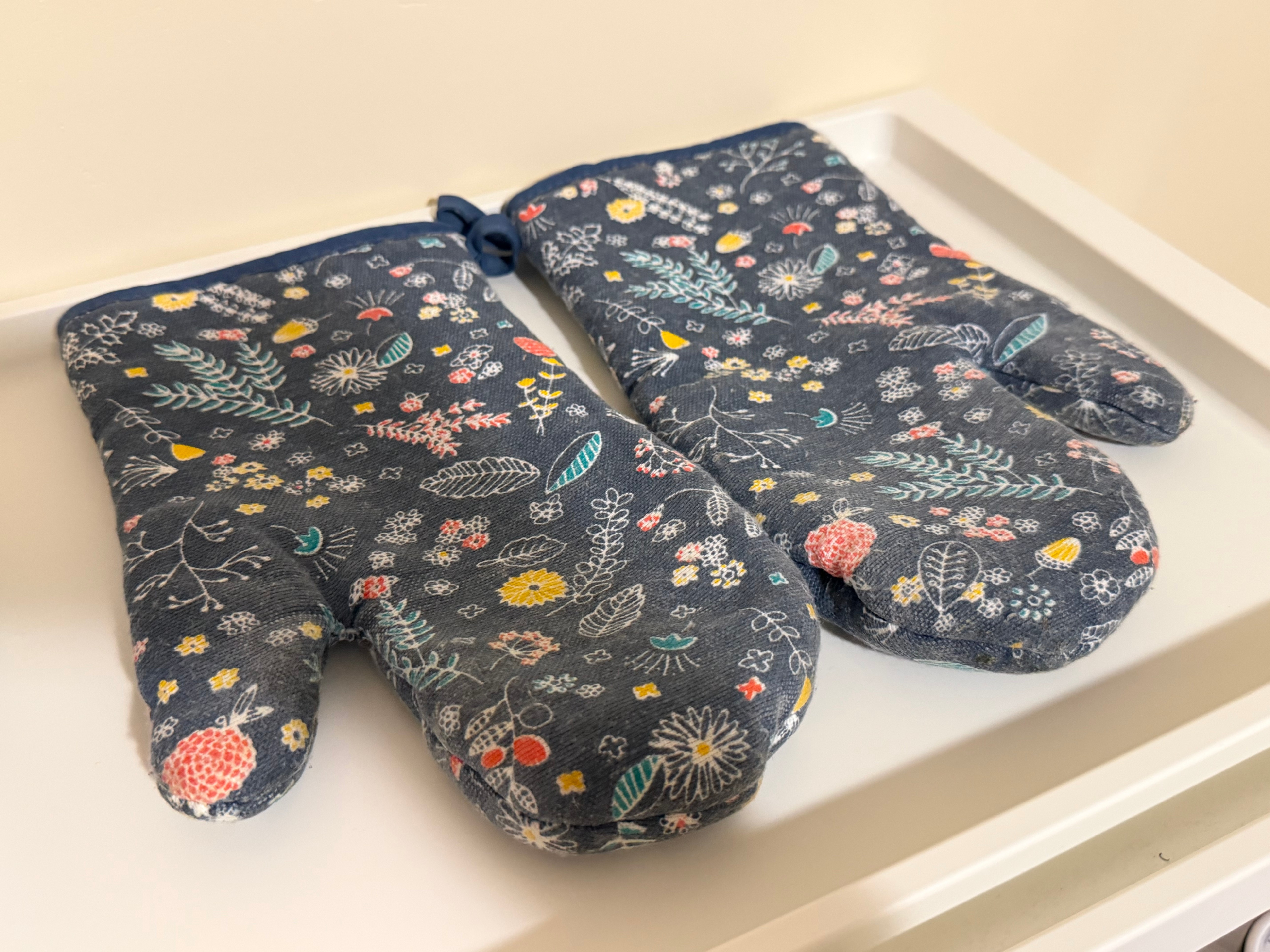 FREE Floral Oven Mitts – with Purchase