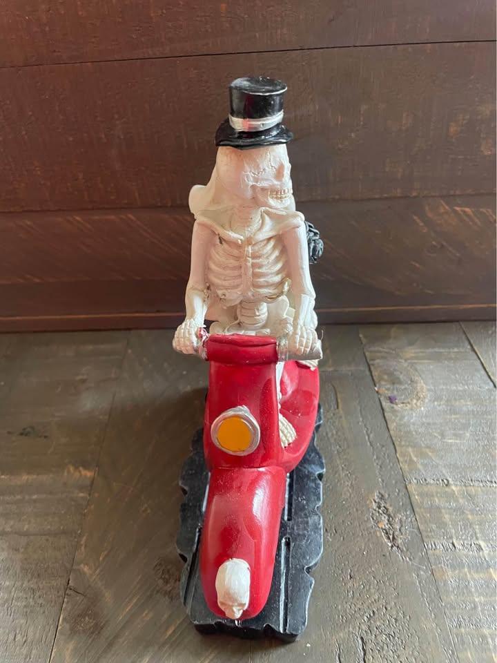 NEW - resin Skeleton couple riding a moped - photo 3
