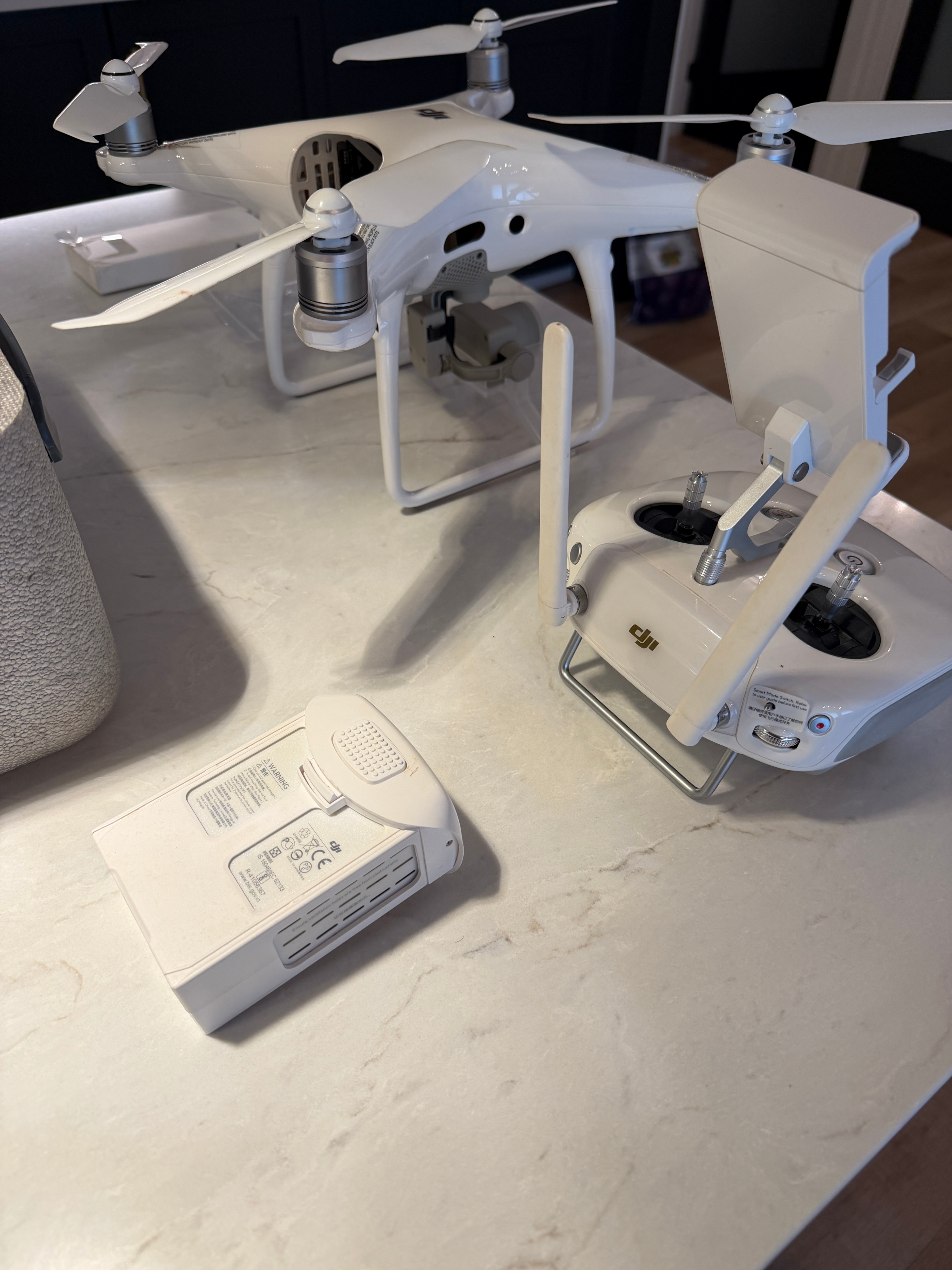 DJI Phantom 4 — 2 batteries, valise, hélices extras — Montréal