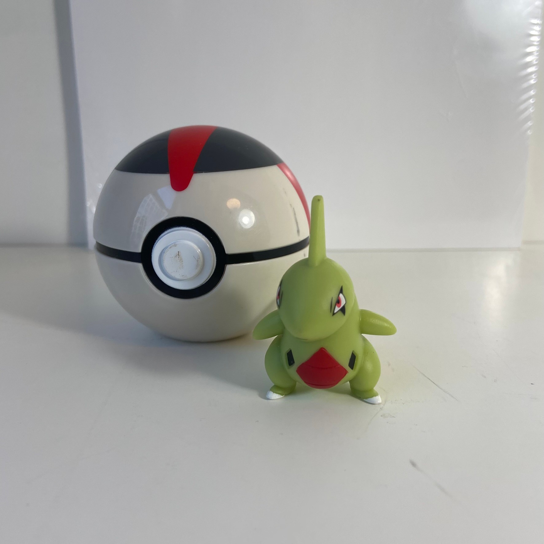 Clip 'N' Go: Wave 3 - Larvitar figure and a Timer Ball accessory