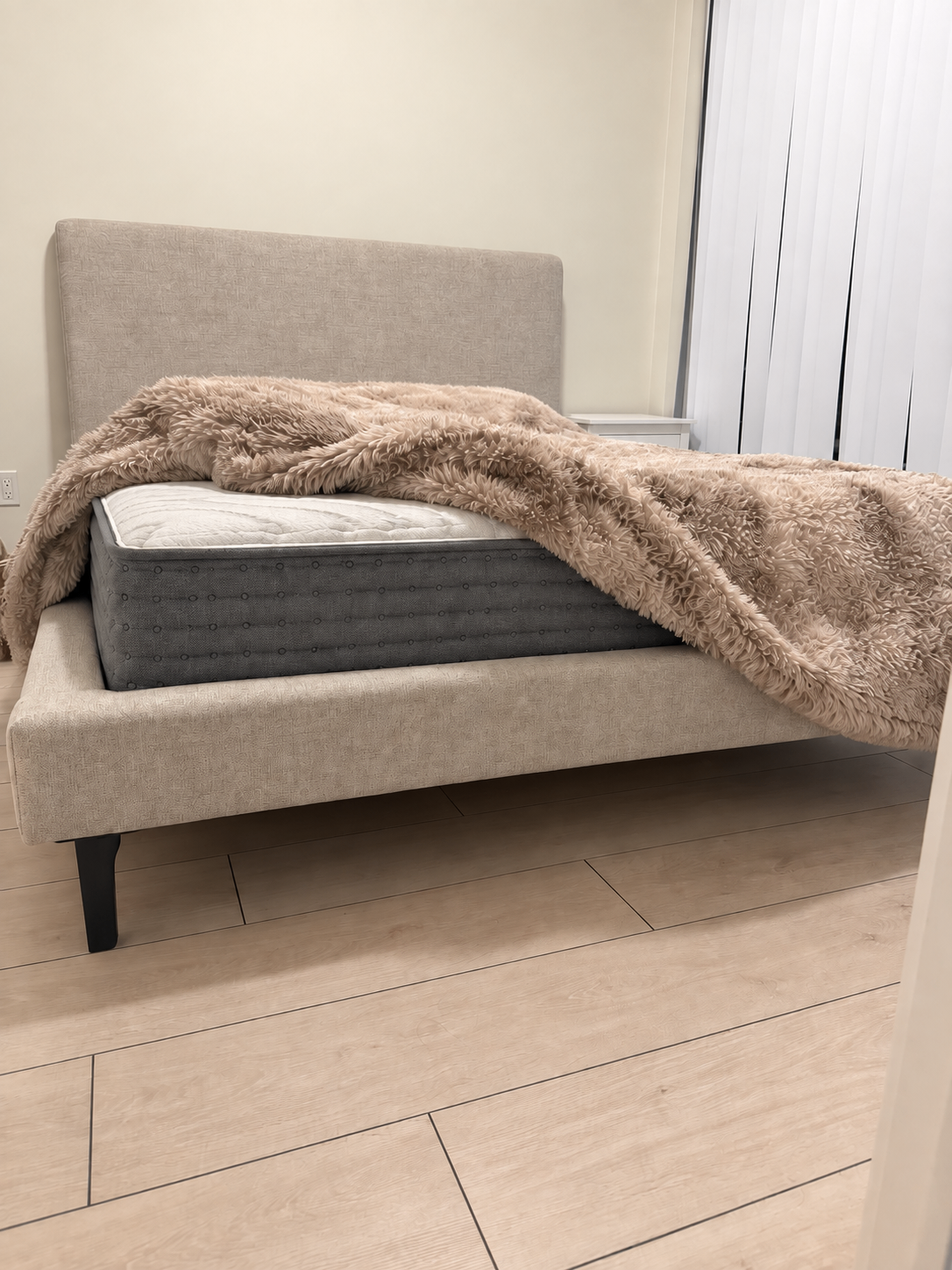 Ashley Sleep Gruve 2.0 13” Hybrid Queen Mattress – Very new