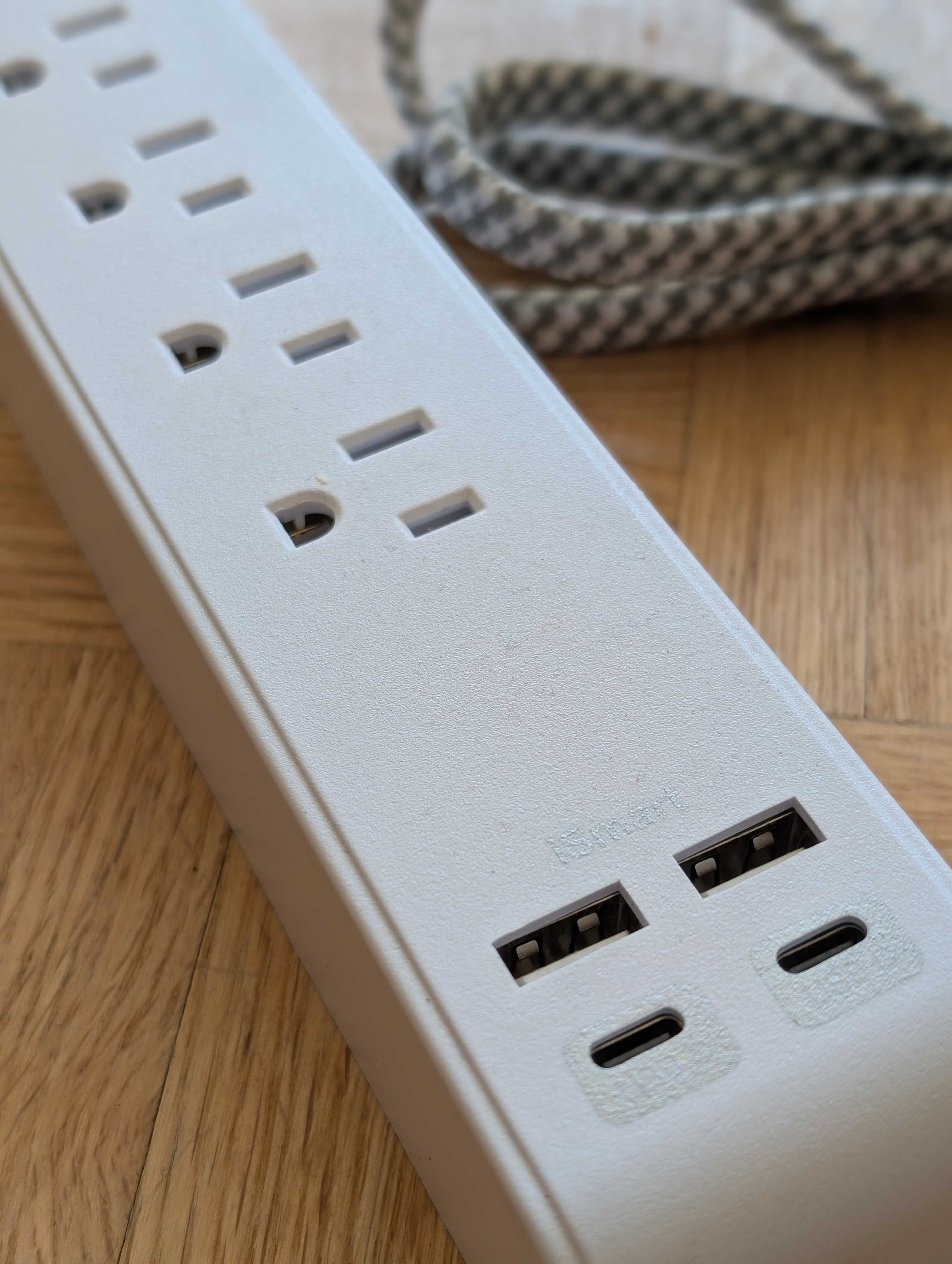 Mifaso 2-Pack Surge Protector Power Bars USB-C - Like New - photo 2