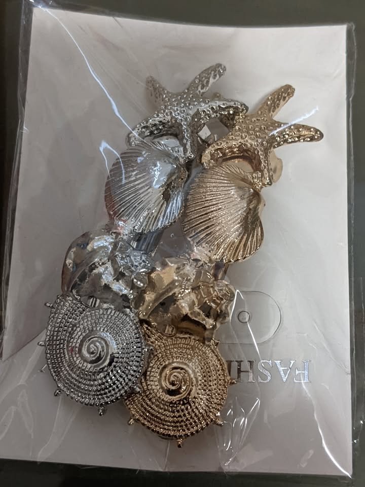 Bobauna hair clip with starfish, shell claw and Conch