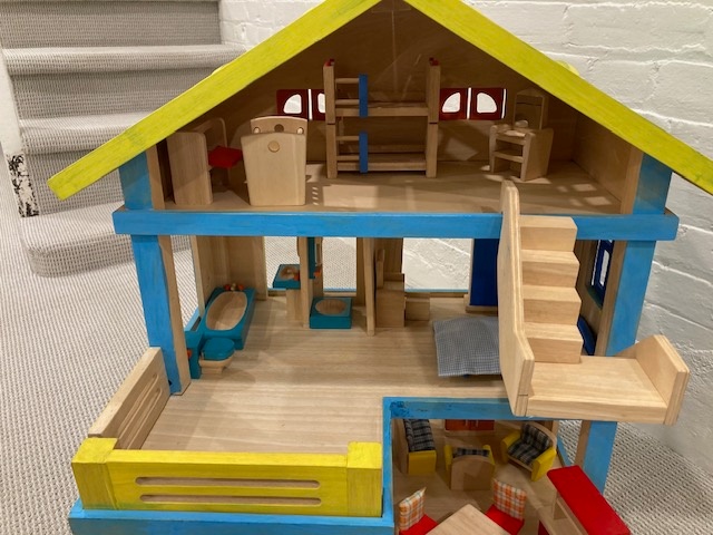 Large doll house with complete sets - photo 4