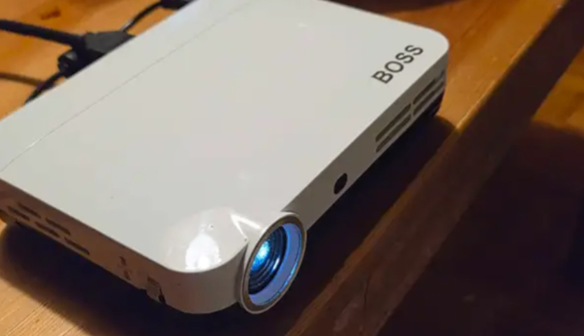 Boss S7 Native 4k mini projector, great condition! - photo 4