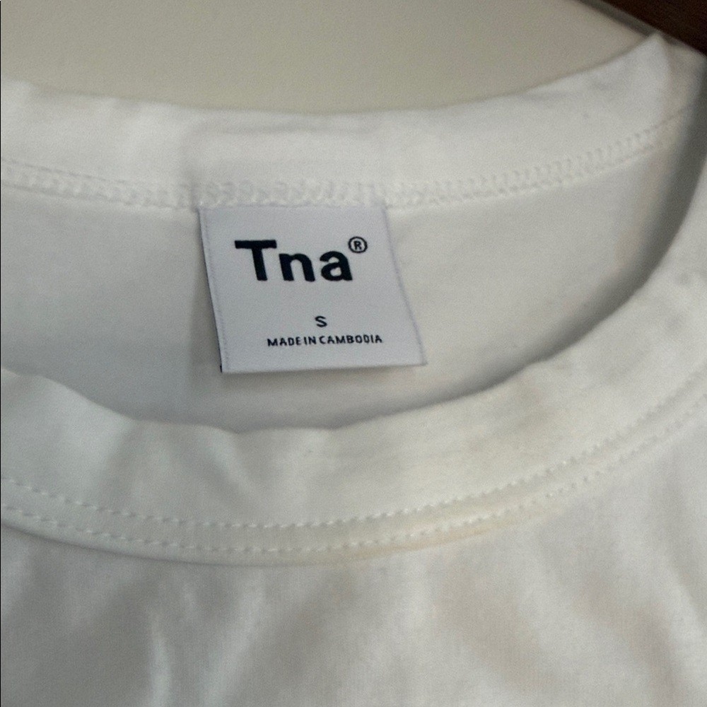 BNWT TNA White Cut-Out Long Sleeve Crop Top - photo 2