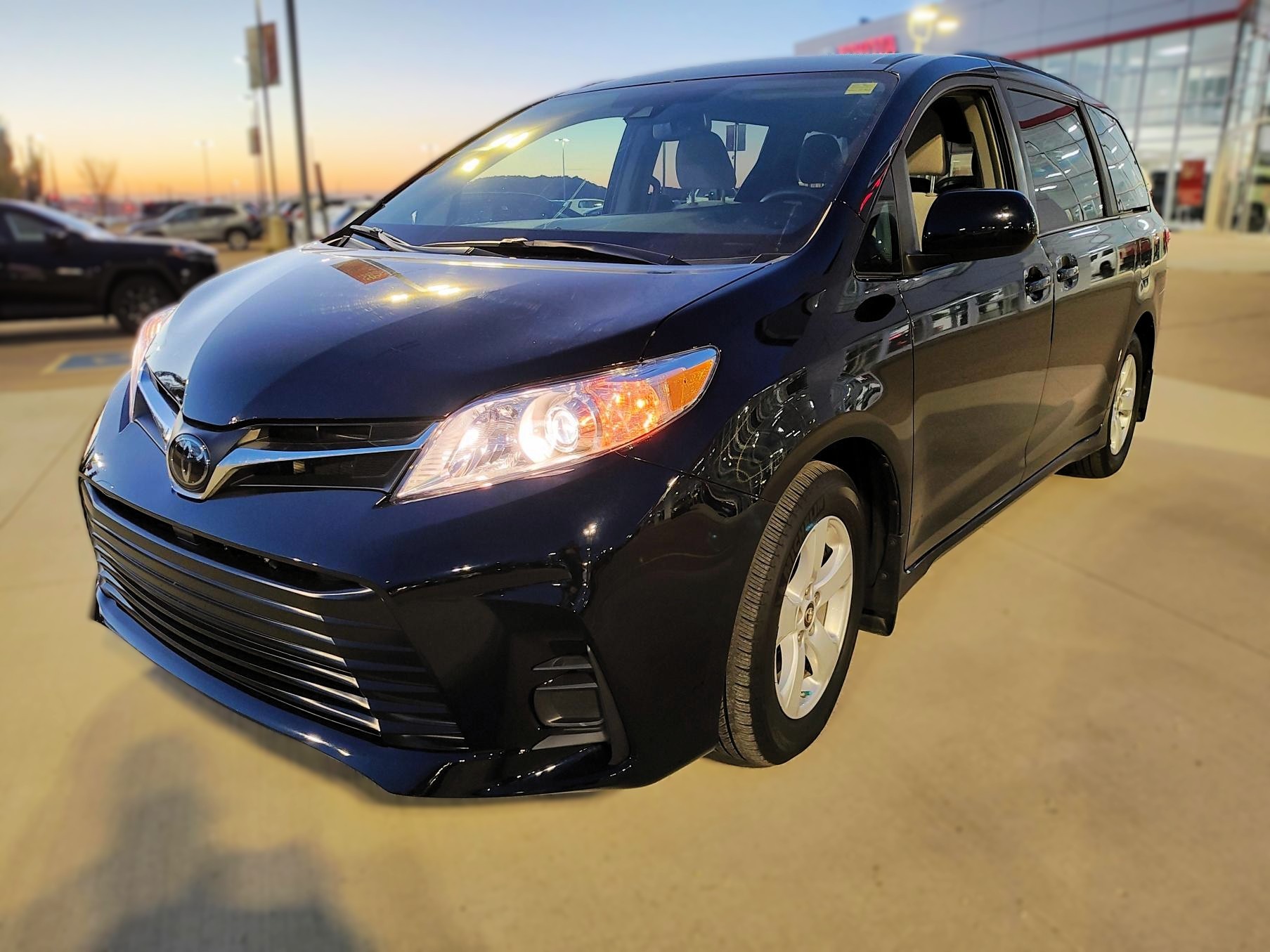 2019 Toyota Sienna LE - photo 2