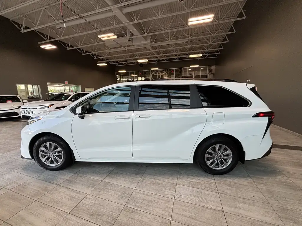 2025 Toyota Sienna - photo 2