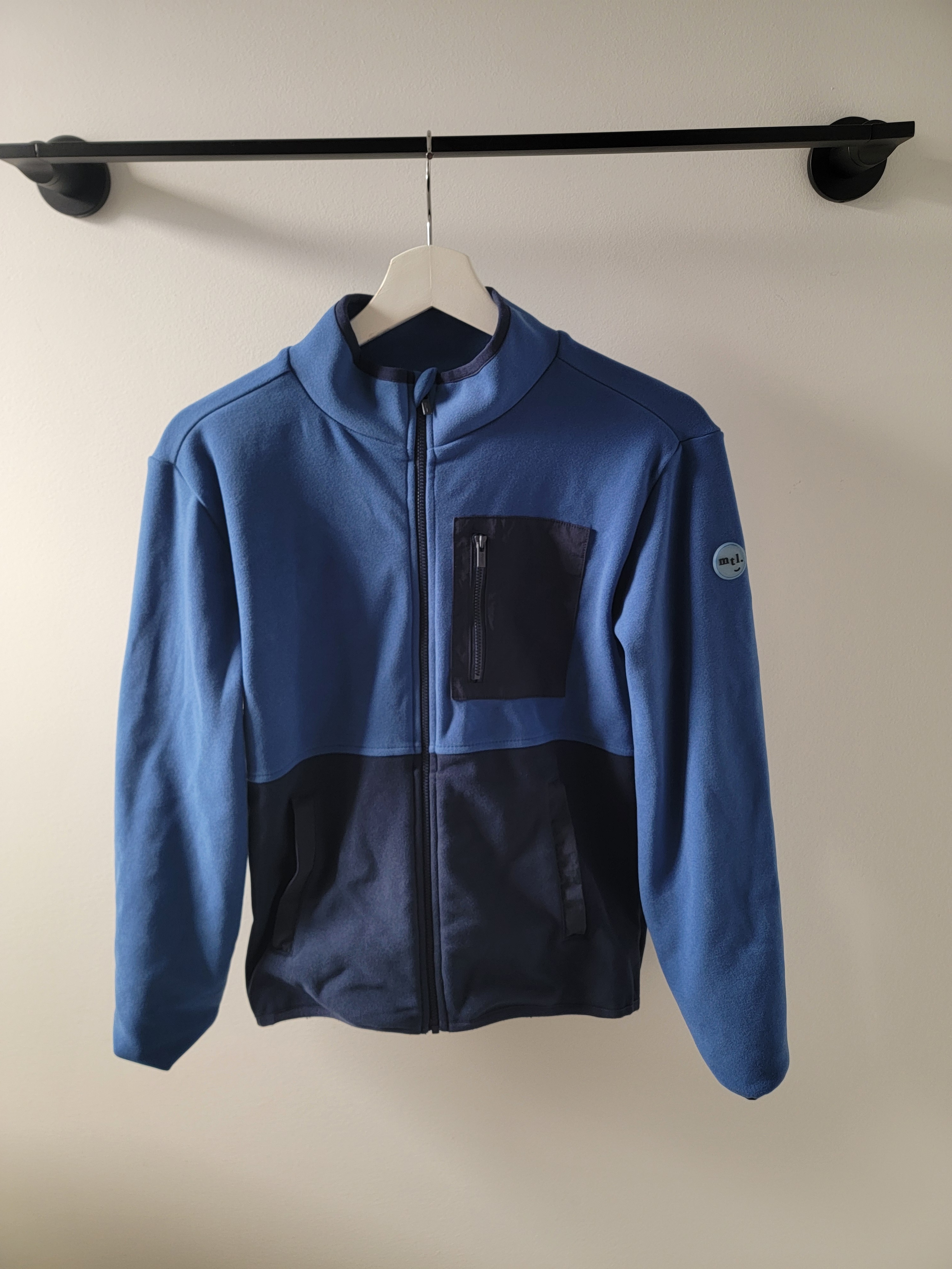 Kids age 10-12 sweater in brand new condition (ad for Measuremen