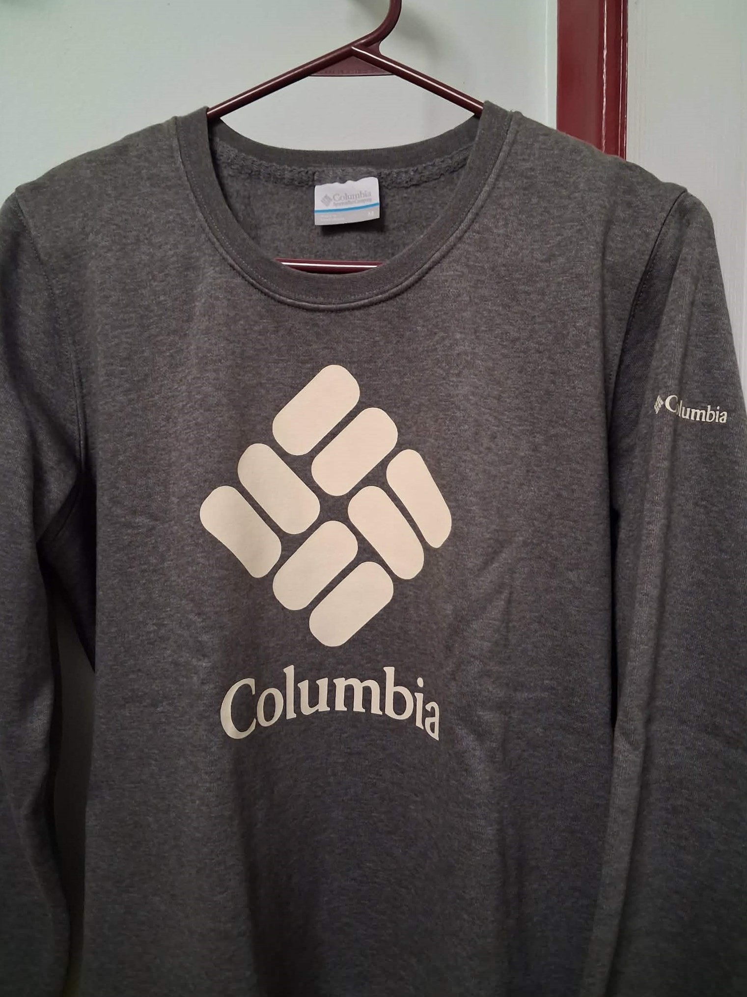 Columbia Women’s Trek Graphic Crewneck Sweatshirt Like New - photo 3