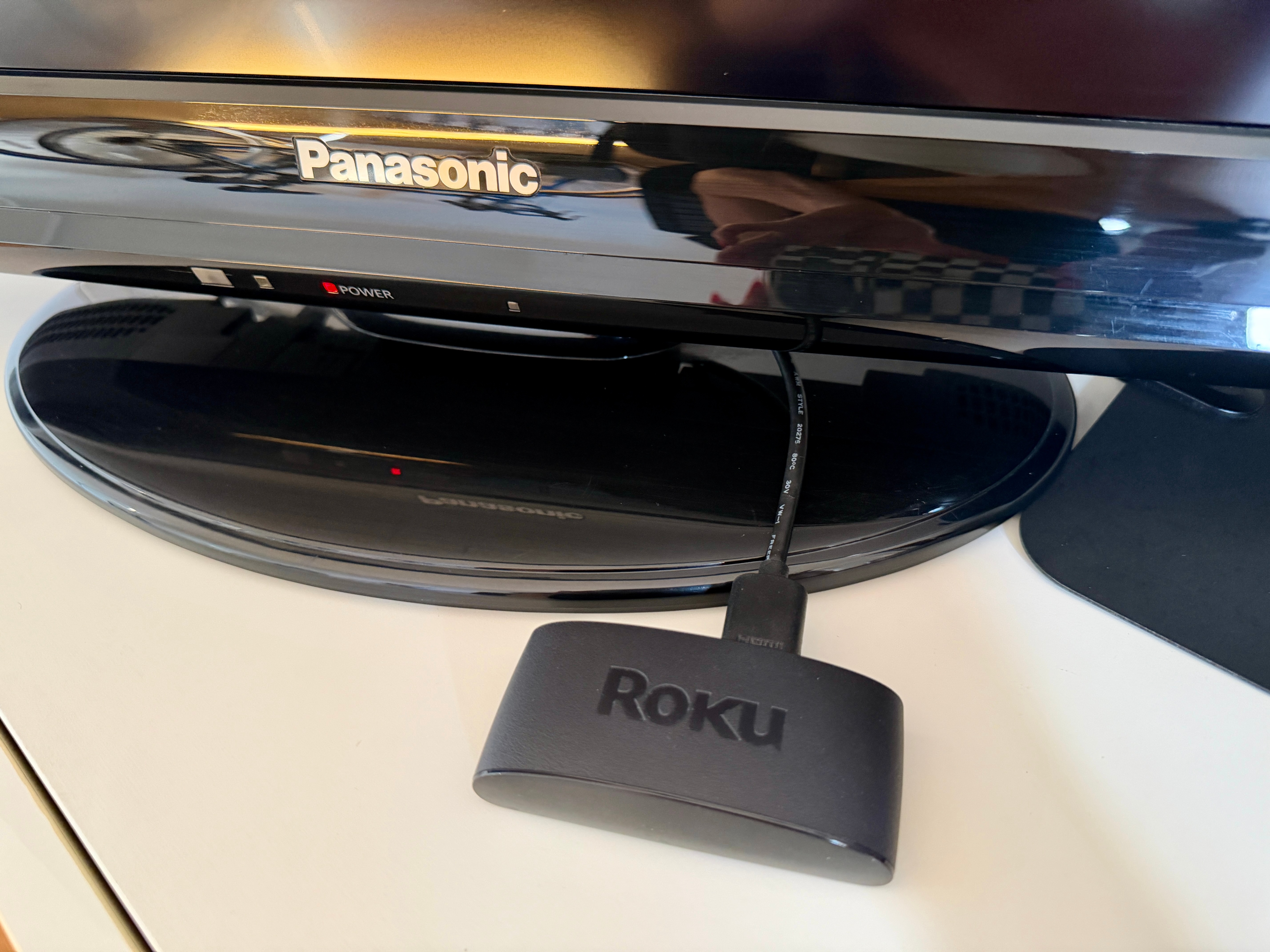Panasonic Viera 32" TV + Roku - photo 2
