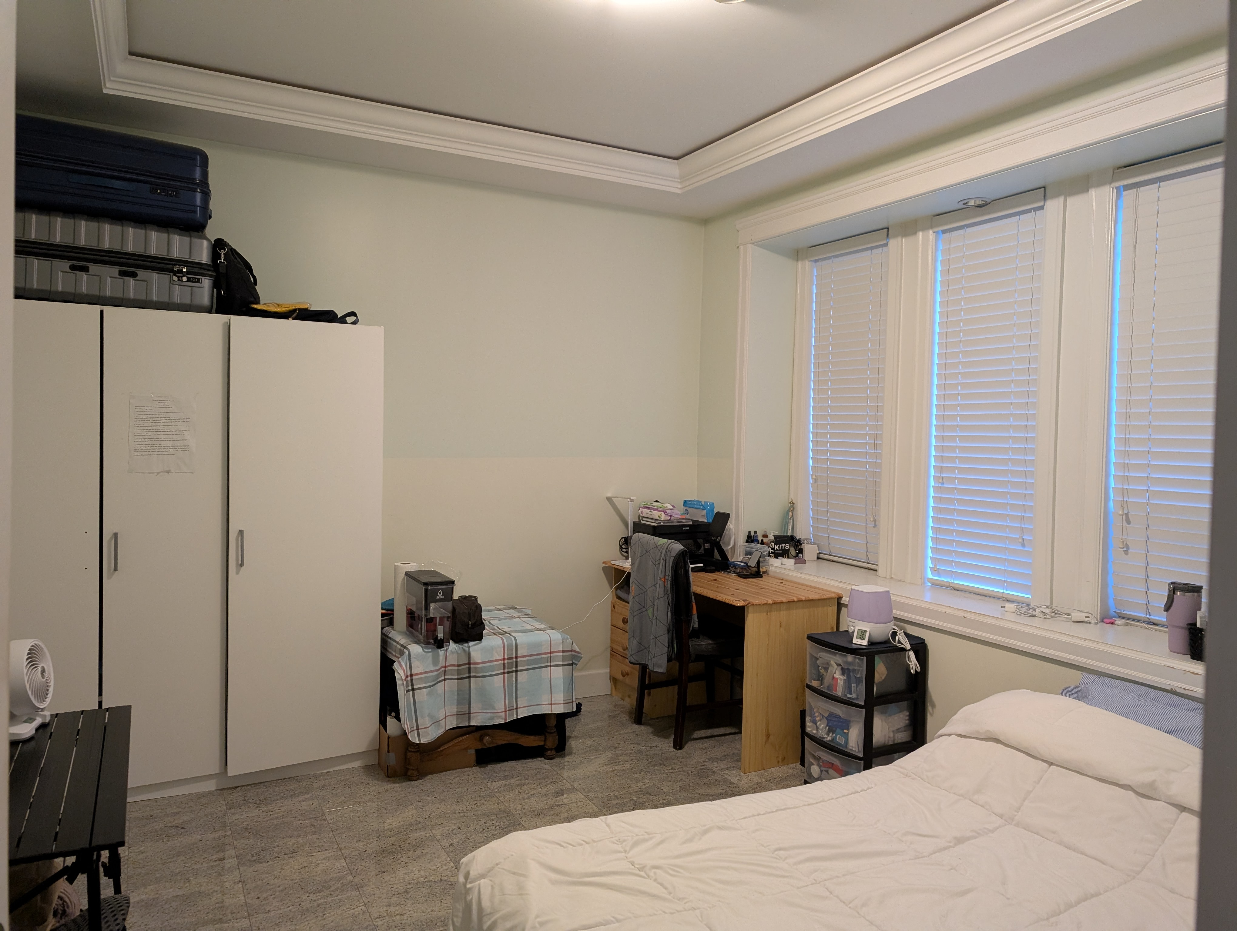 NEAR NANAIMO SKYTRAIN MAINFLOOR BIG/BRIGHT BEDROOM STUDENT/WORK - photo 2