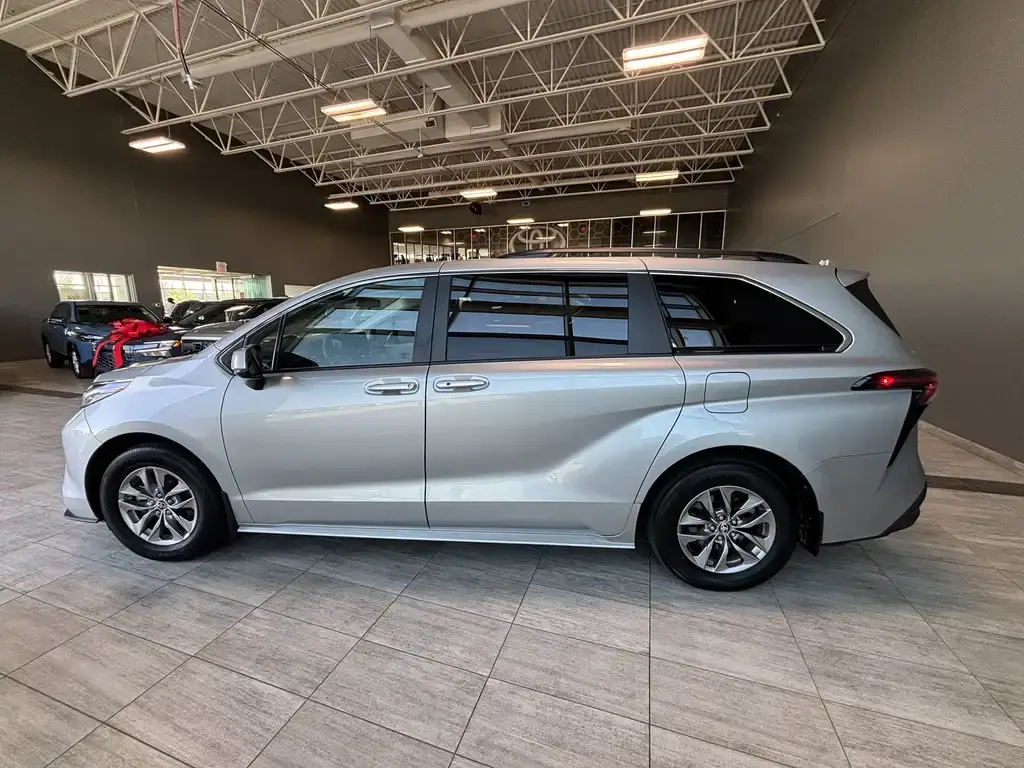 2024 Toyota Sienna - photo 2