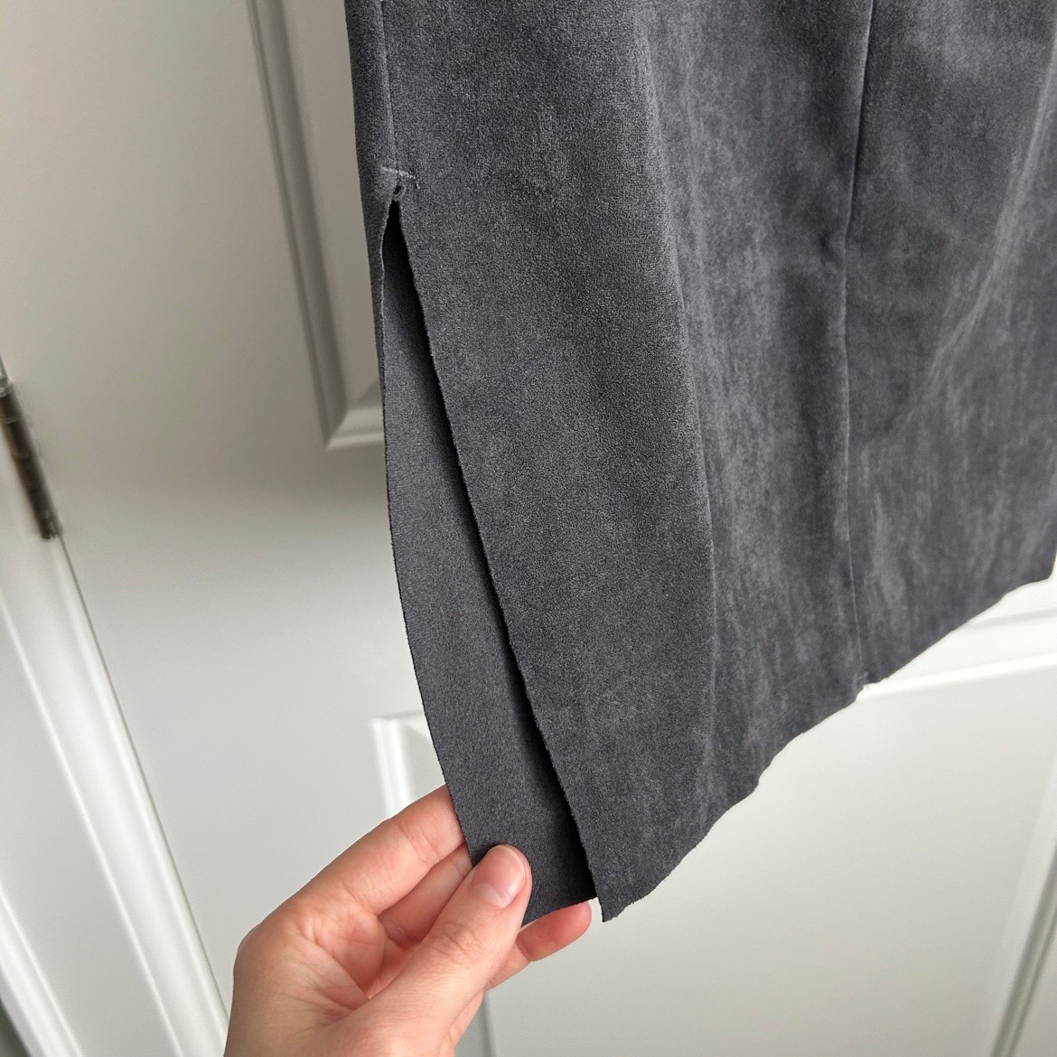 Wilfred Free Dark Grey Faux-Suede Midi Skirt – 0, Like New - photo 2