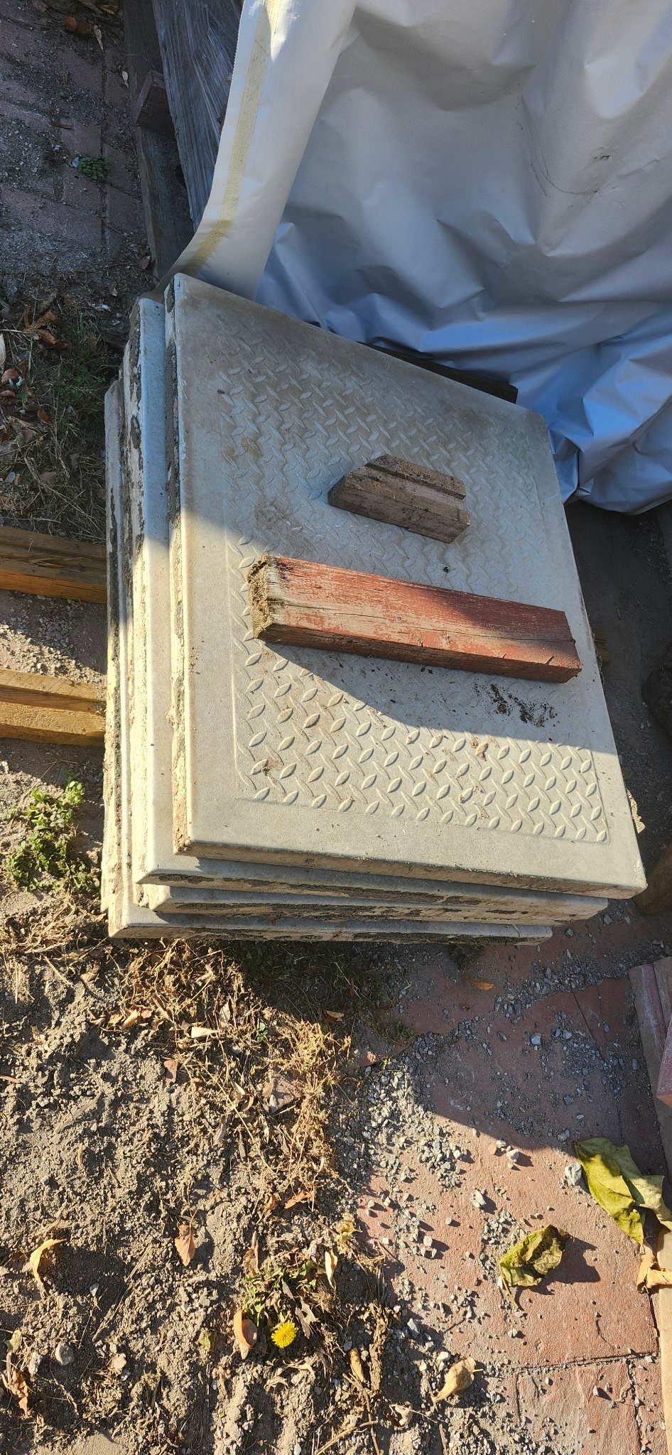 18 pc of diamond 24x30 slabs, 2 pc of 24x24,