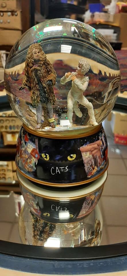 1981 CATS Broadway snow globe music box - photo 4