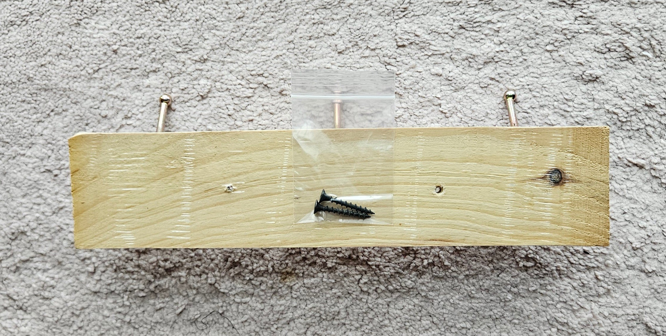 BRAND NEW WOODEN WALL MOUNTED HOOK RACK WITH 3 HOOKS - photo 2