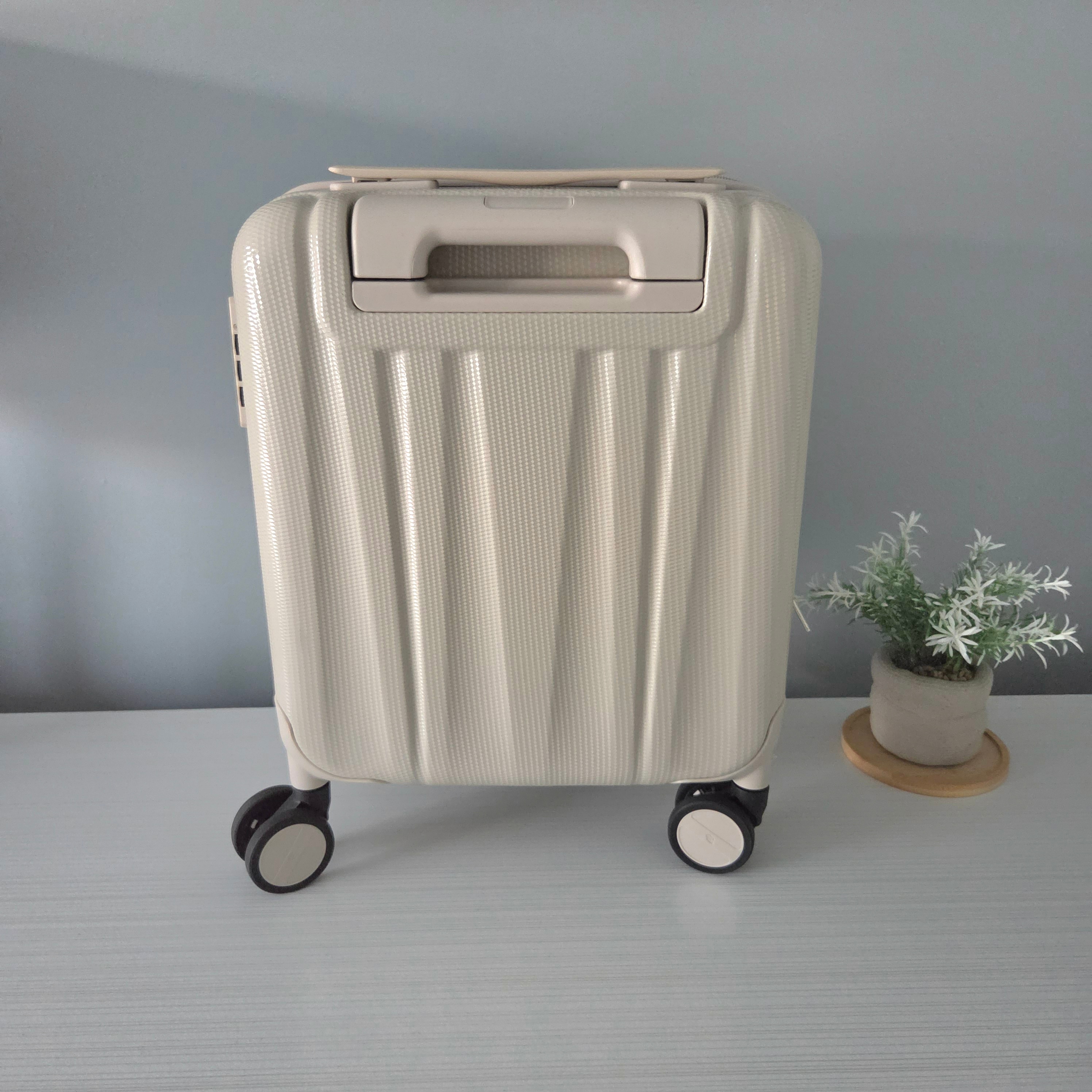 Hanke 14” Expandable Hard Shell Carry-On - Pre-Loved! ✨ - photo 3