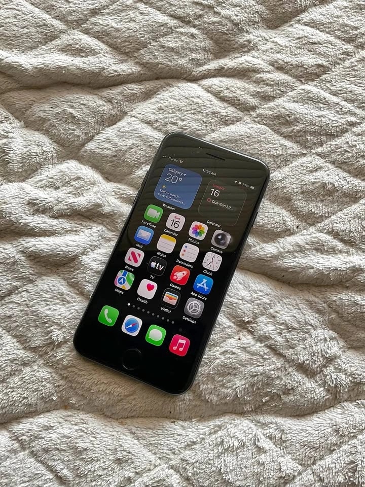 iPhone SE 2022 (3rd Gen) 128GB - Like New