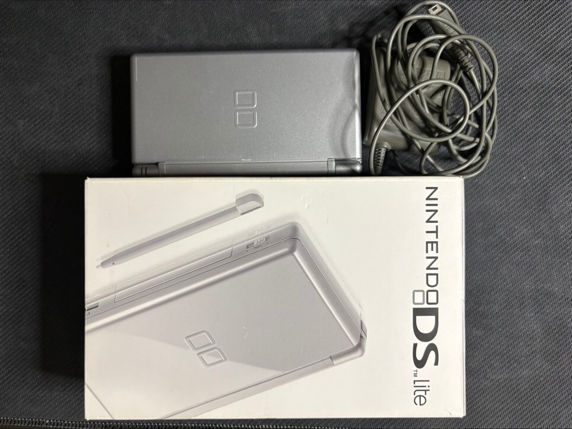 DS Lite Bundle - Boxed + 7 Games