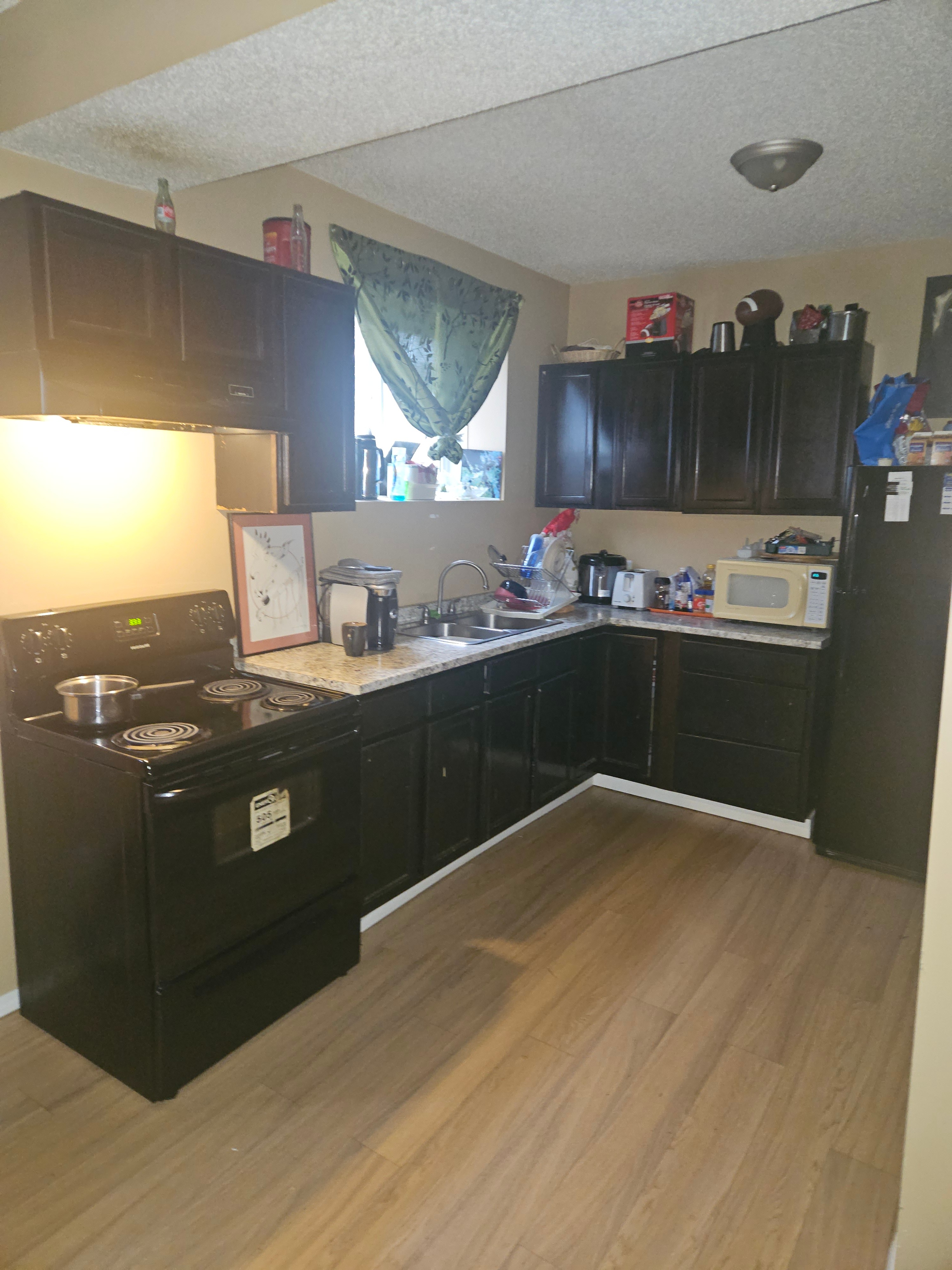 QUIET LARGE ROOM FOR RENT @113 AVE , 96ST ---AVAILABLE ASAP !! - photo 3