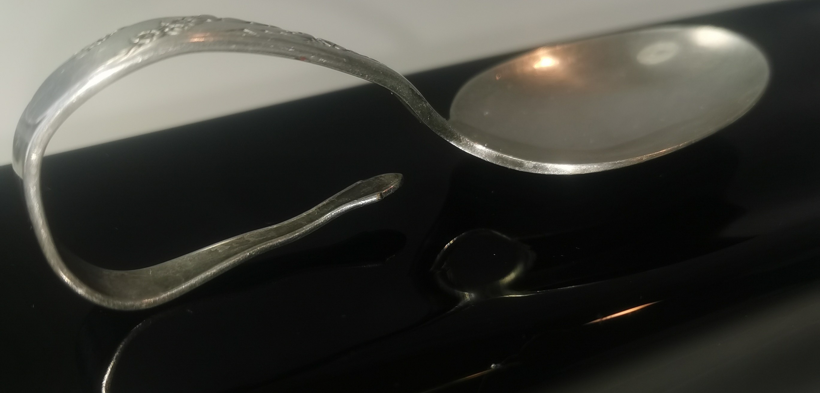 1929 Oneida Tudor Plate Silverplate Loop Handle Baby Spoon - photo 4