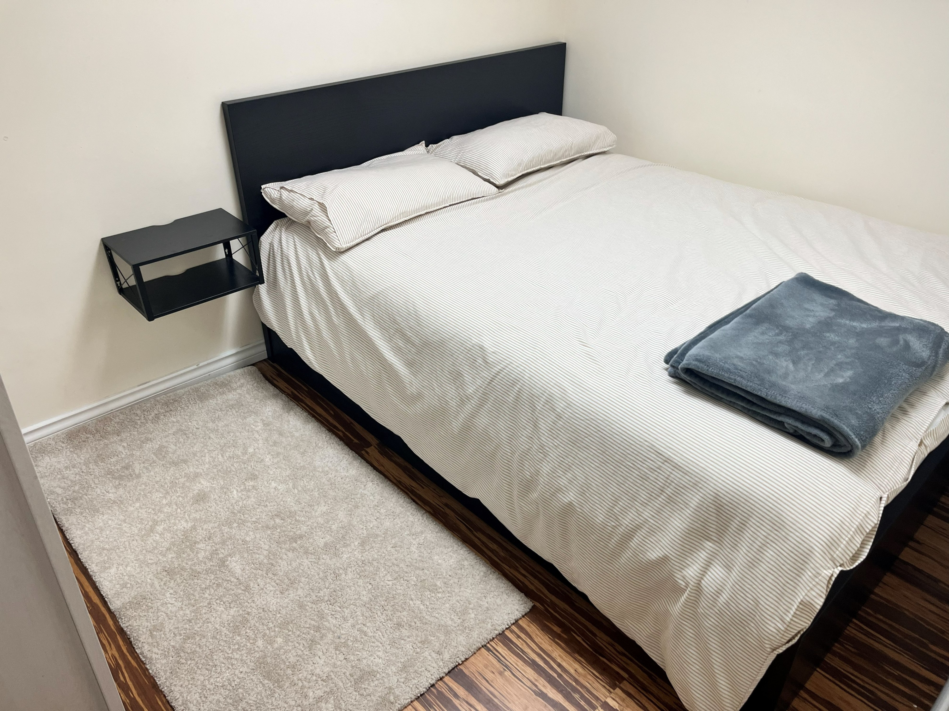 Queen Mattress with Bed Sheets - photo 2