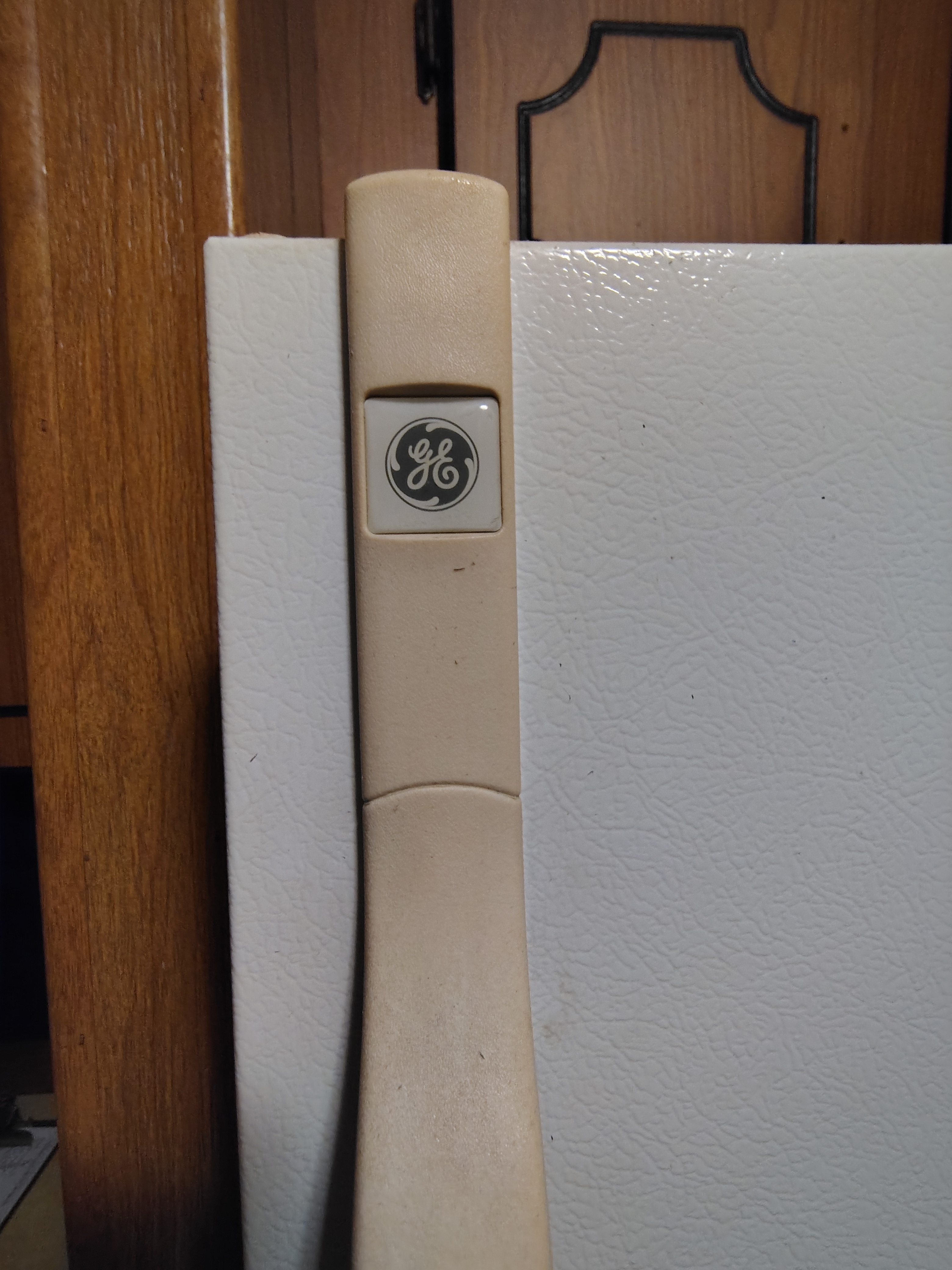 GE Frost Free Fridge/ Freezer - photo 2