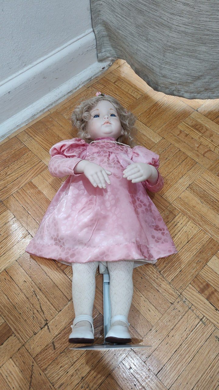 Rock Island Vintage Porcelain Collector Doll 18" Item 12024 - photo 4