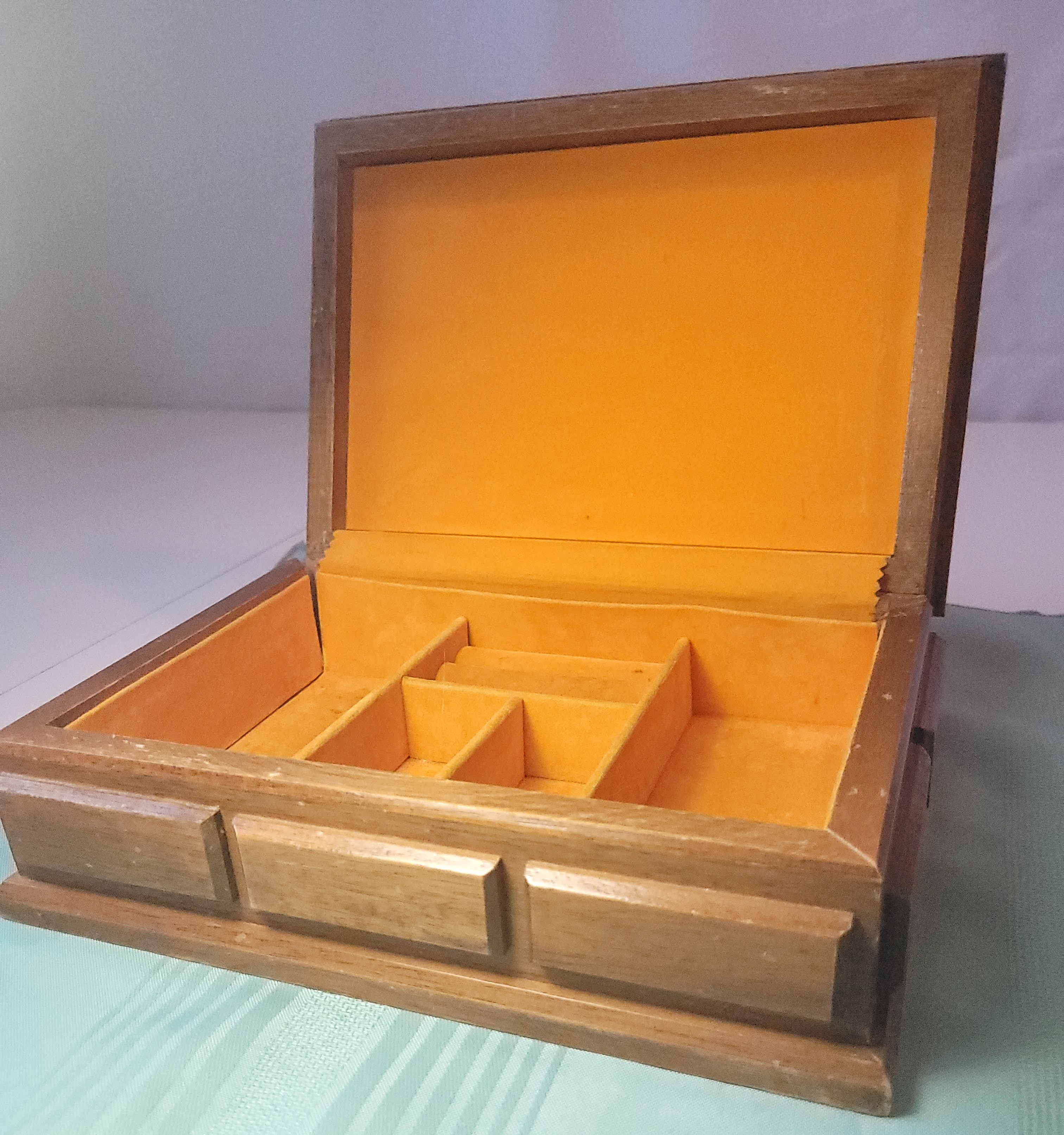 1975 London Leather Wooden Jewelry Valet Box Studded Top 10x7x3. - photo 3