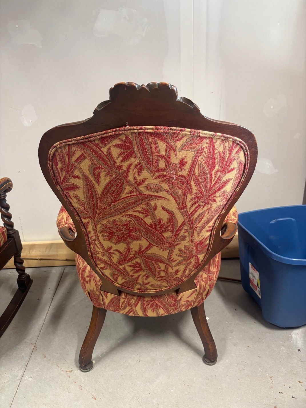 A carved mahogany Victorian armchair - photo 2