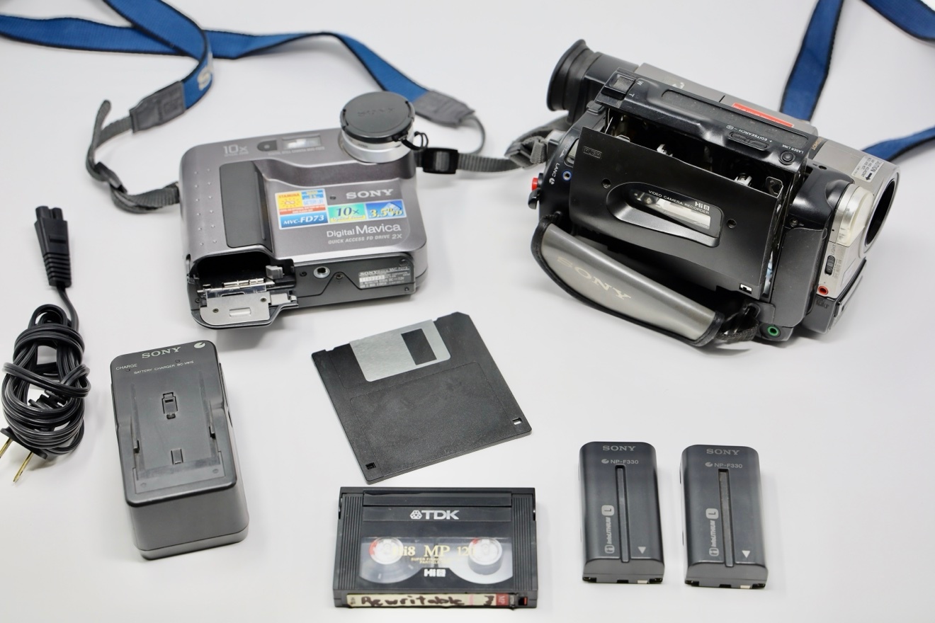 Sony Mavica FD73 + Handycam CCD-TR940 Hi8 Camera Set - photo 5