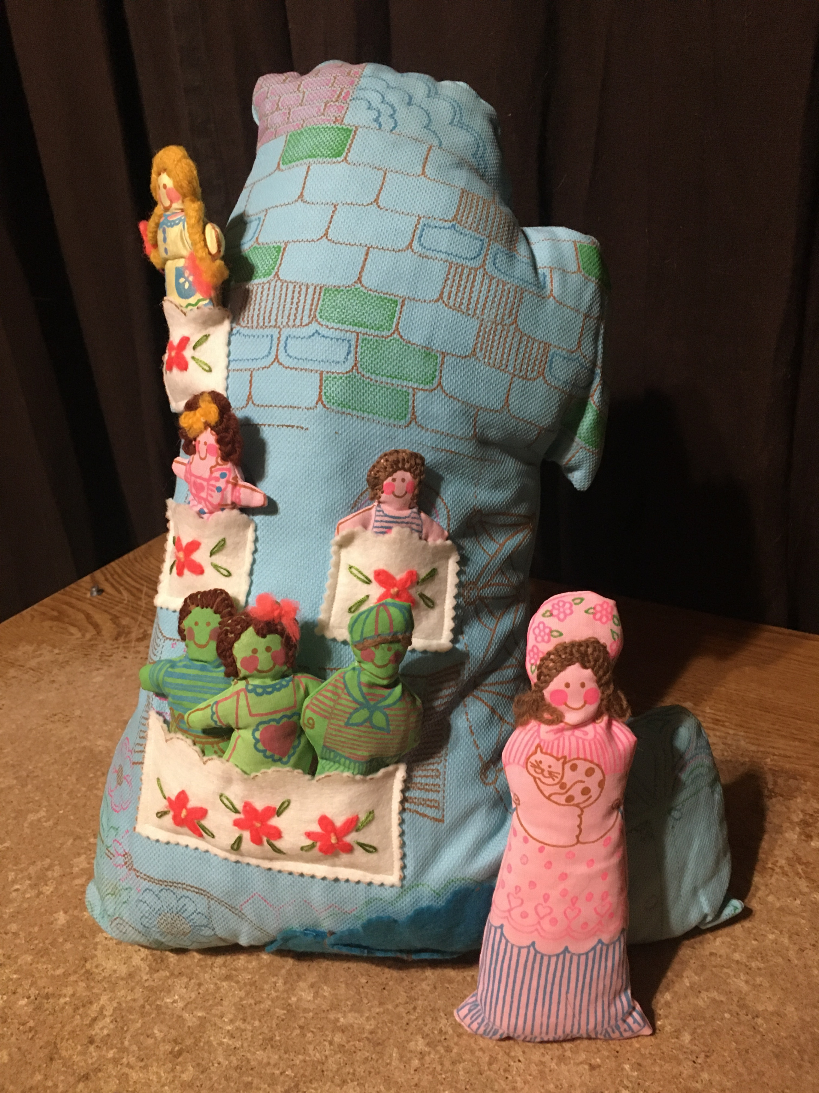 THE OLD WOMEN WHO LIVED IN A SHOE NURSERY RHYME PLUSH TOY W KIDS