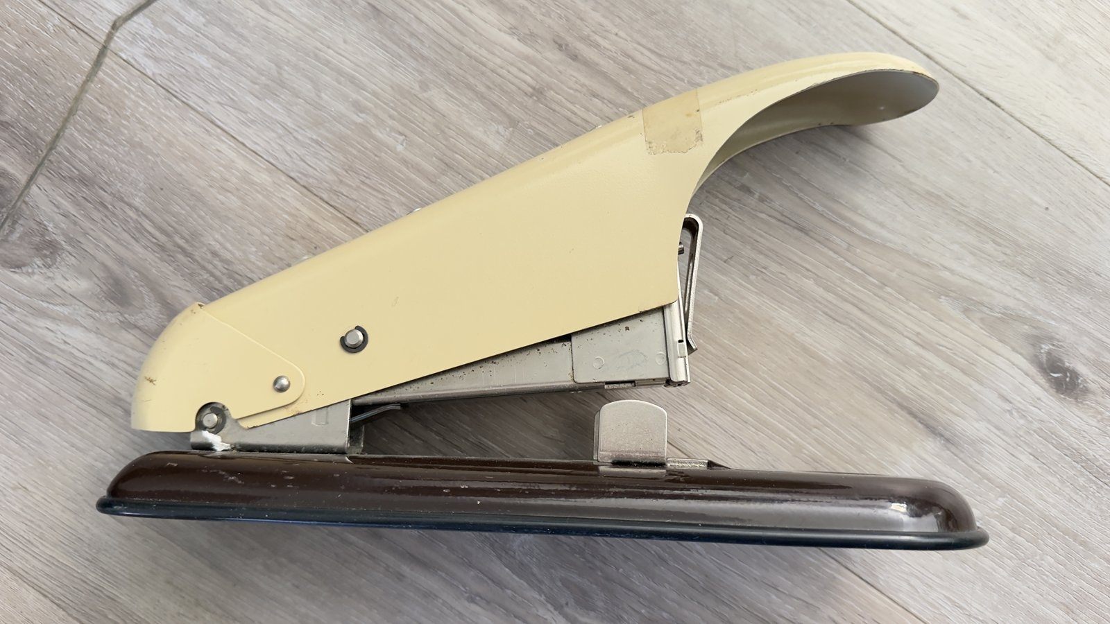 Vintage Apsco A9 Heavy-Duty Stapler – Metal, Toronto, Ont. - photo 2