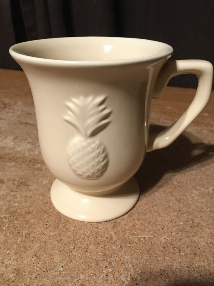 VINTAGE HALLMARK COLLECTORS FOOTED PEDESTAL YELLOW PINEAPPLE CUP