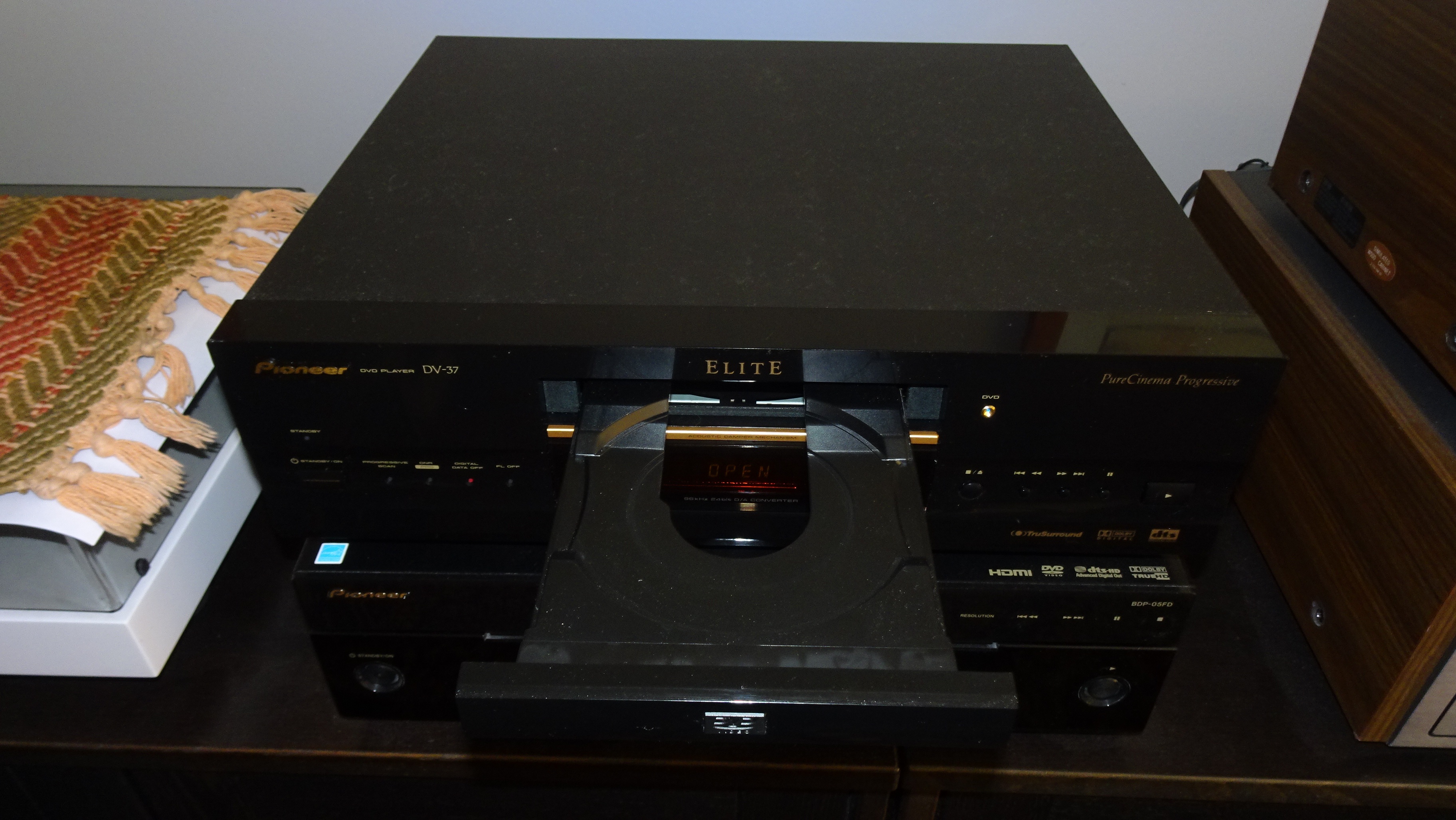 Pioneer Elite DV 37 DVD/CD Player - photo 2