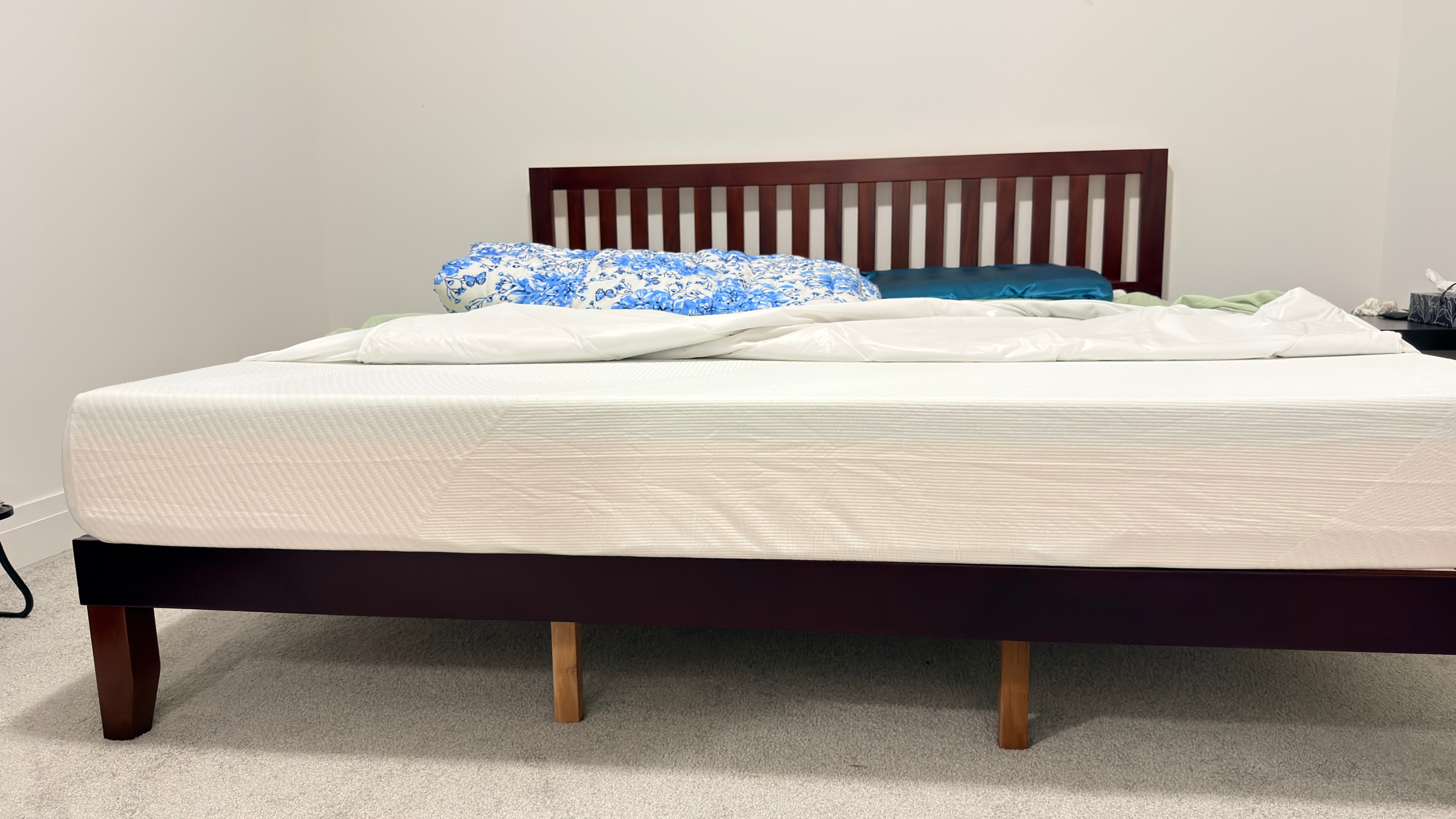 1 year old King-size dark wood bed + mattress - photo 4