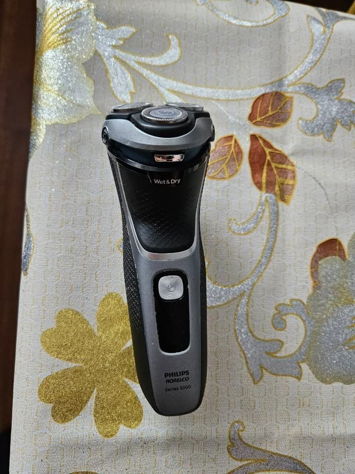 Philips Norelco Series 3000 Electric Shaver - photo 2