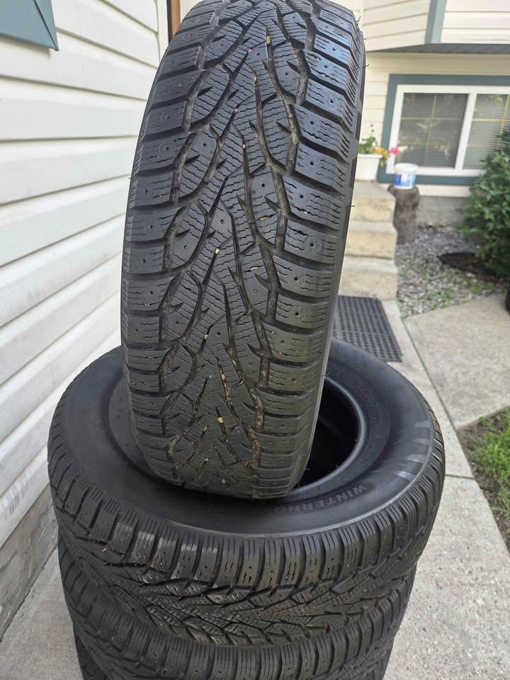 4 Zmax WinterNova Stud III Winter Tires 215/70R16