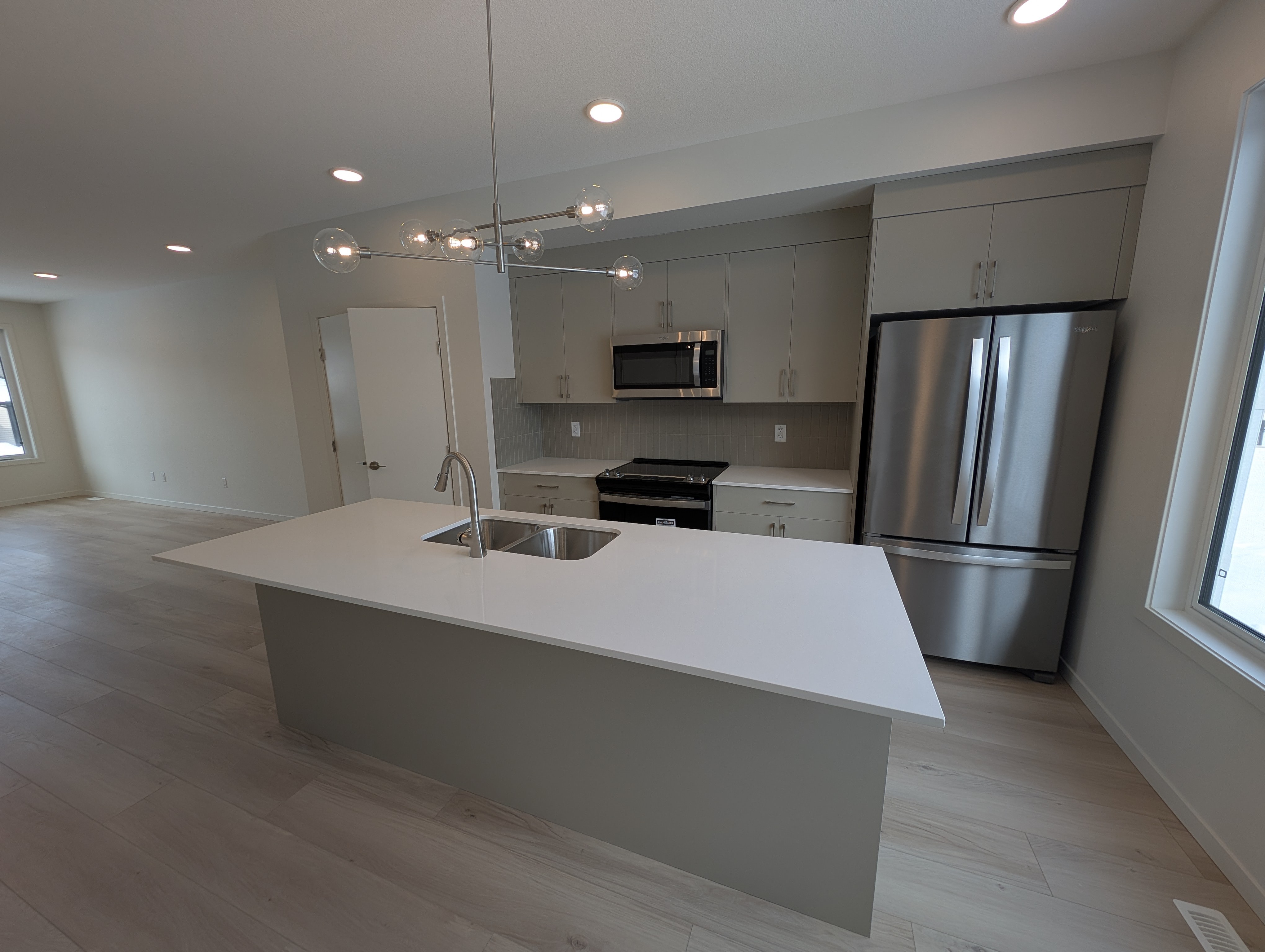 Brand new 3 Bed, 2.5 Bath House (Main Floor)Alces - photo 5