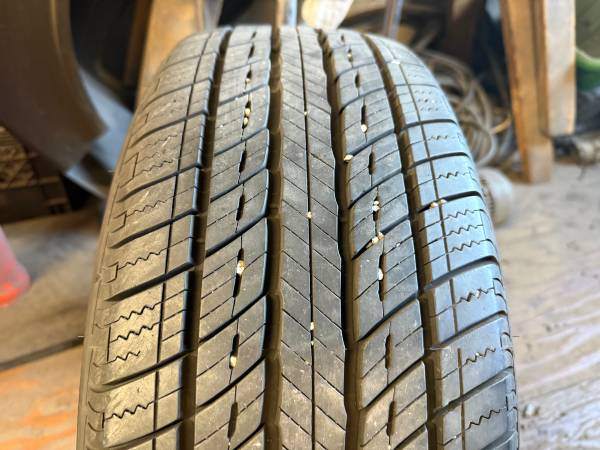 1 X single 215/55/17 Uniroyal Tiger Paw Touring A/S with 90% - photo 3