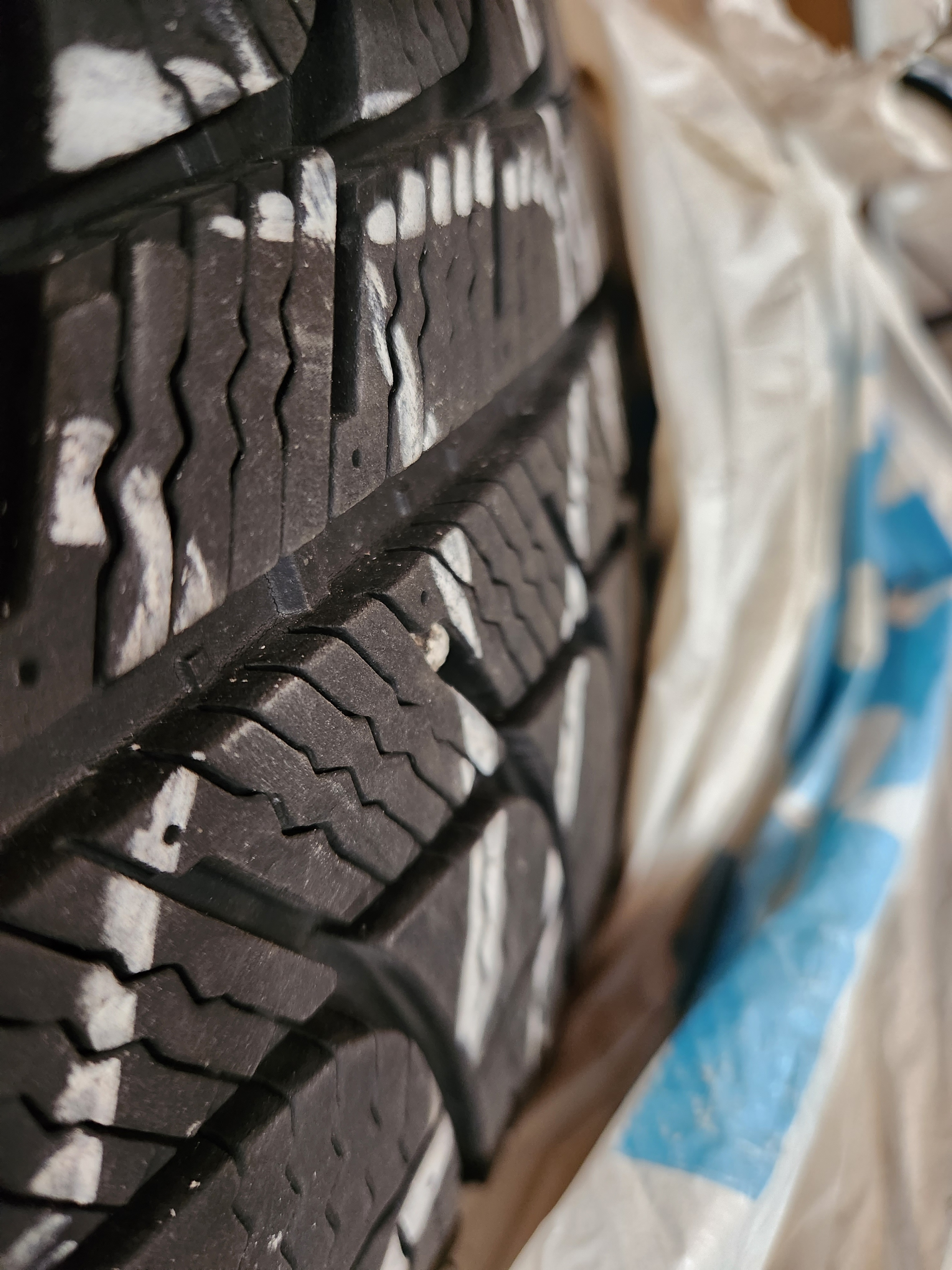 Used Michelin X-Ice Xi3 Winter Tires+Rims **Low under 5,000 KM** - photo 2